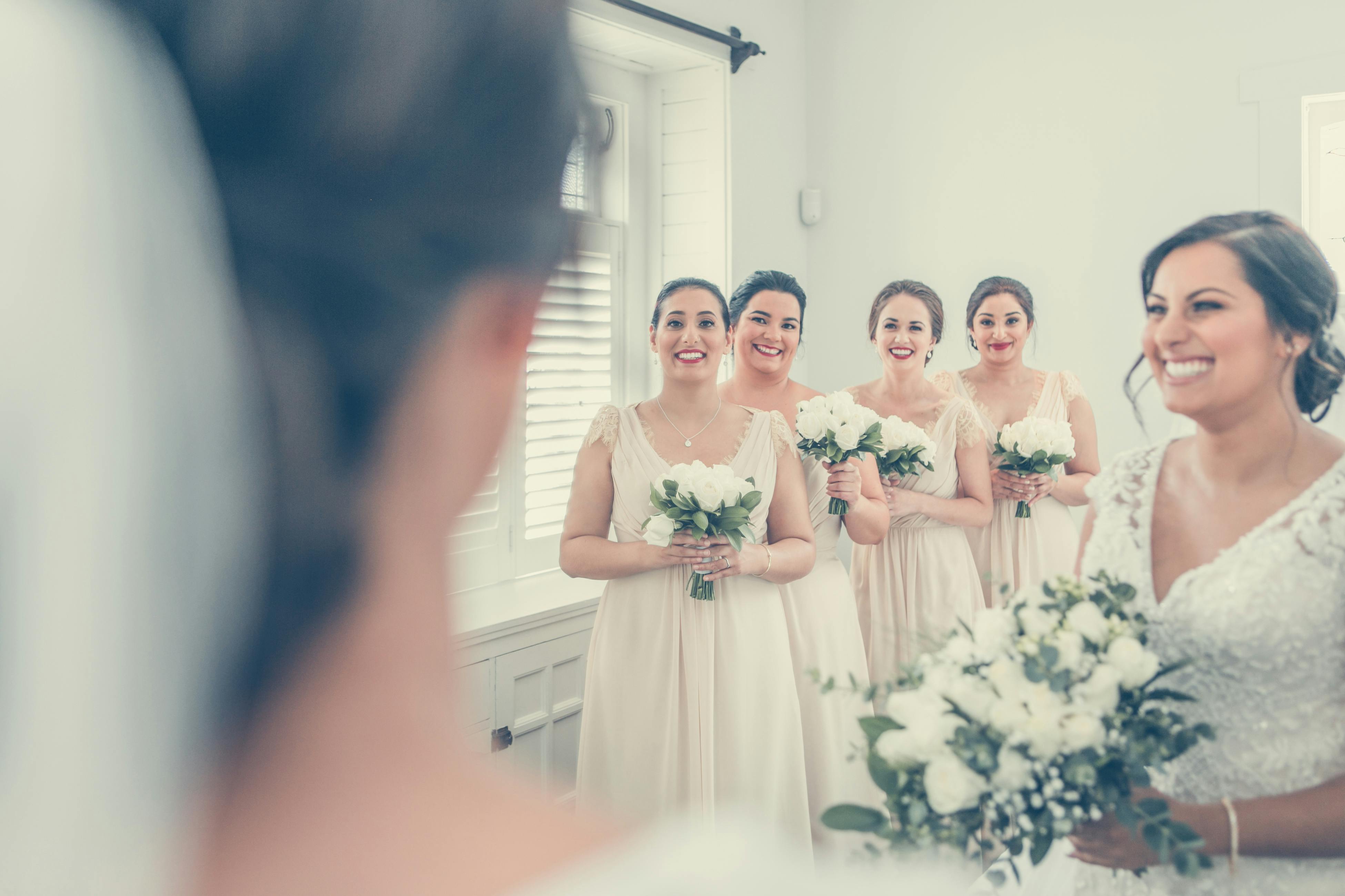 La novia y sus damas de honor fotografiadas antes de la ceremonia | Fuente: Pexels