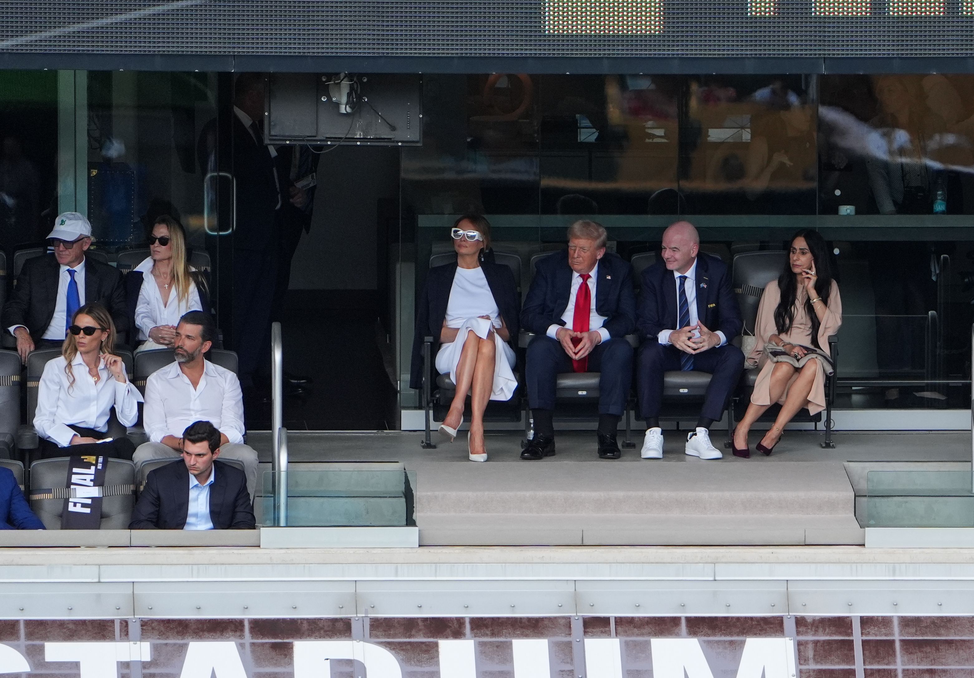 El presidente Donald Trump y la primera dama Melania Trump, el presidente de la FIFA Gianni Infantino, y su esposa Leena Al Ashqar son vistos durante el partido de la final de la Copa Mundial de Clubes de la FIFA 2025 entre el PSG y el Chelsea en el MetLife Stadium el 13 de julio de 2025 en Nueva Jersey | Fuente: Getty Images