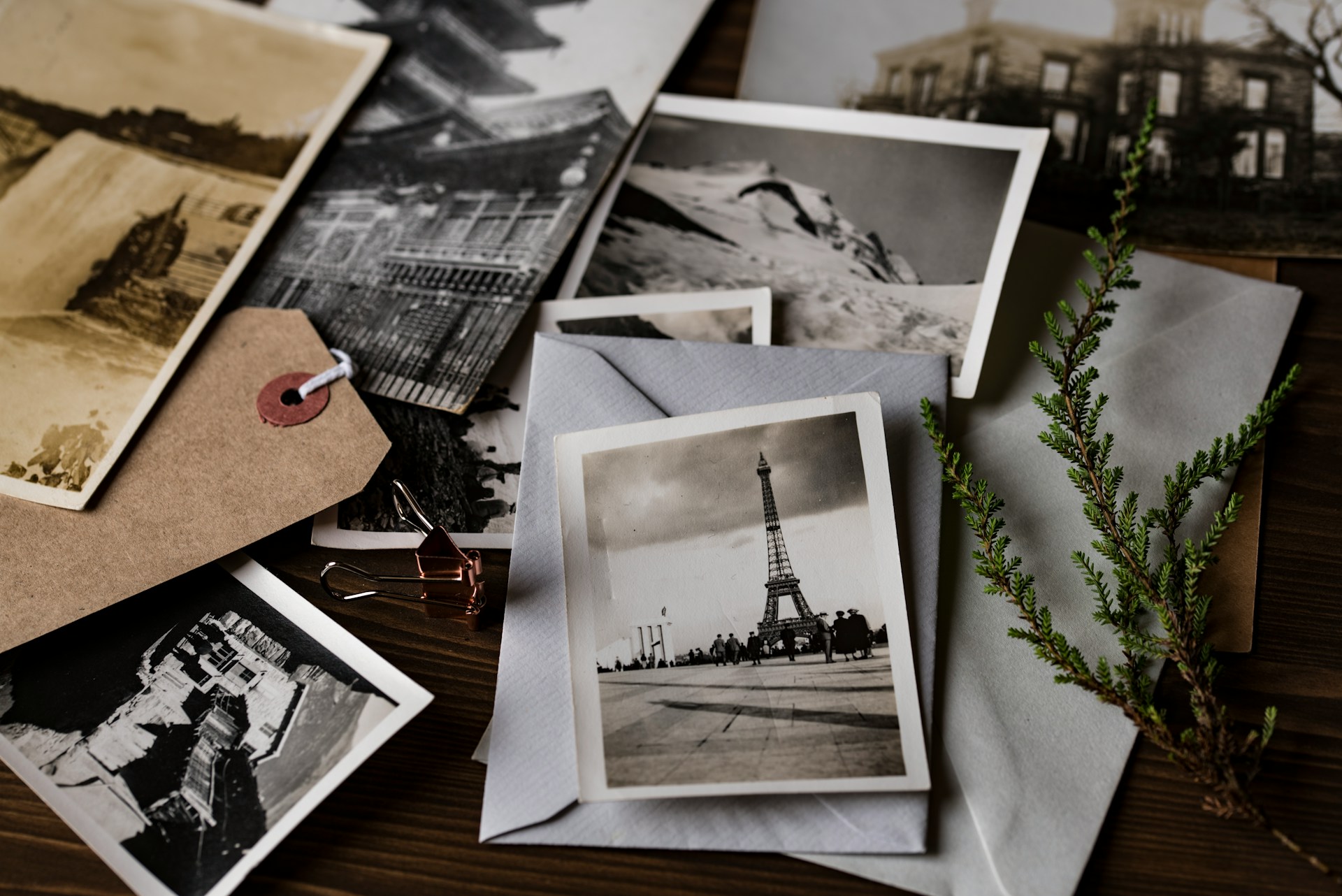 Una colección de fotografías antiguas | Fuente: Unsplash