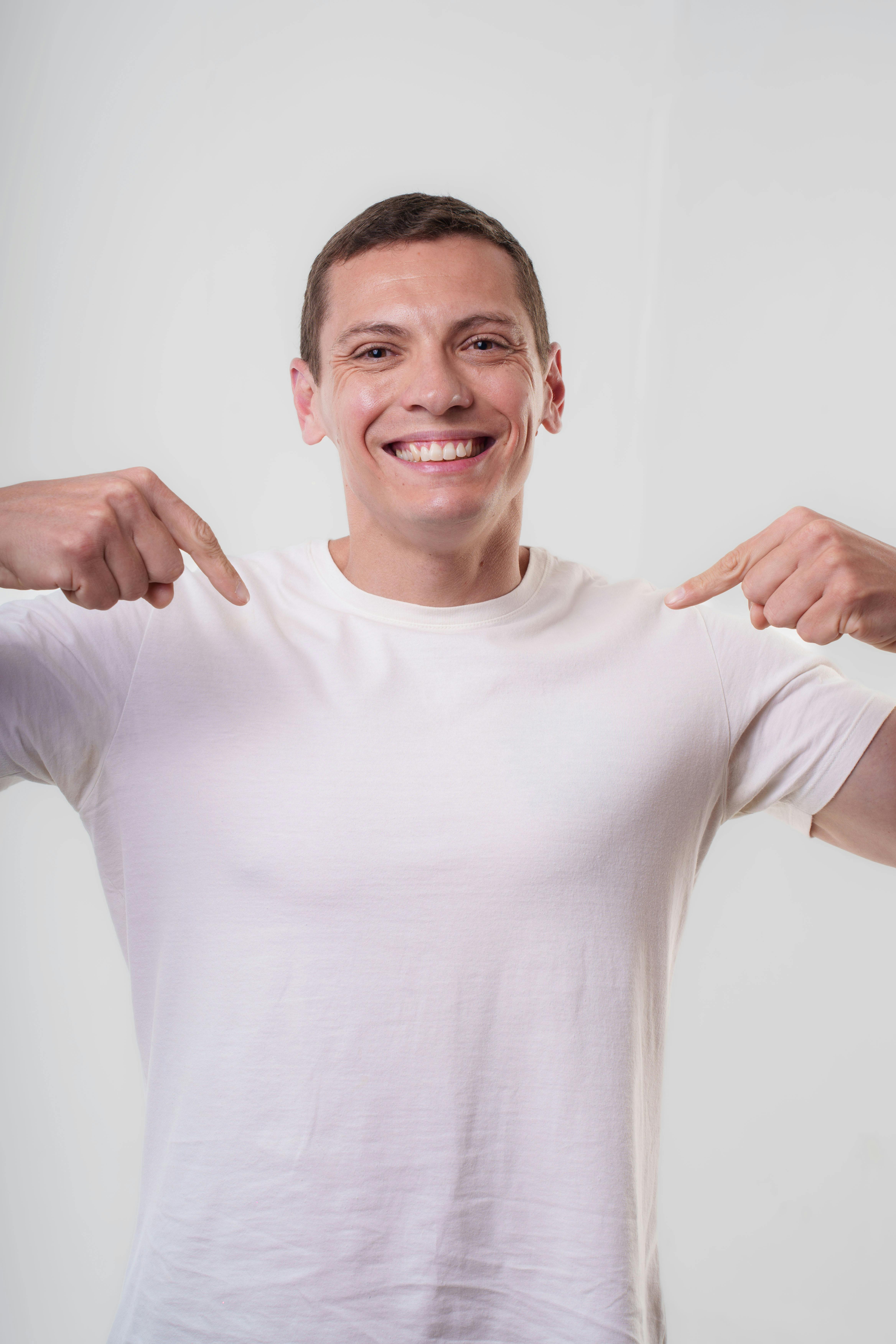 Un hombre feliz señalándose a sí mismo | Fuente: Pexels