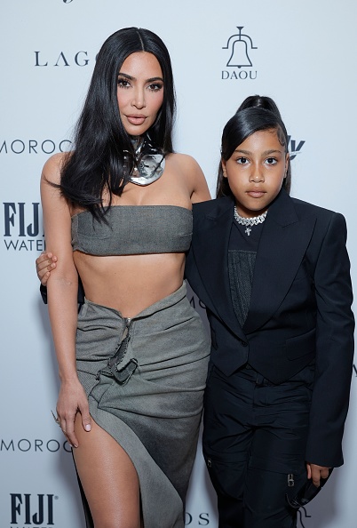 Kim Kardashian y North West asistieron a la Séptima Edición Anual de los Premios Fashion Los Angeles de The Daily Front Row en The Beverly Hills Hotel el 23 de abril de 2023 en Beverly Hills, California | Fuente: Getty Images