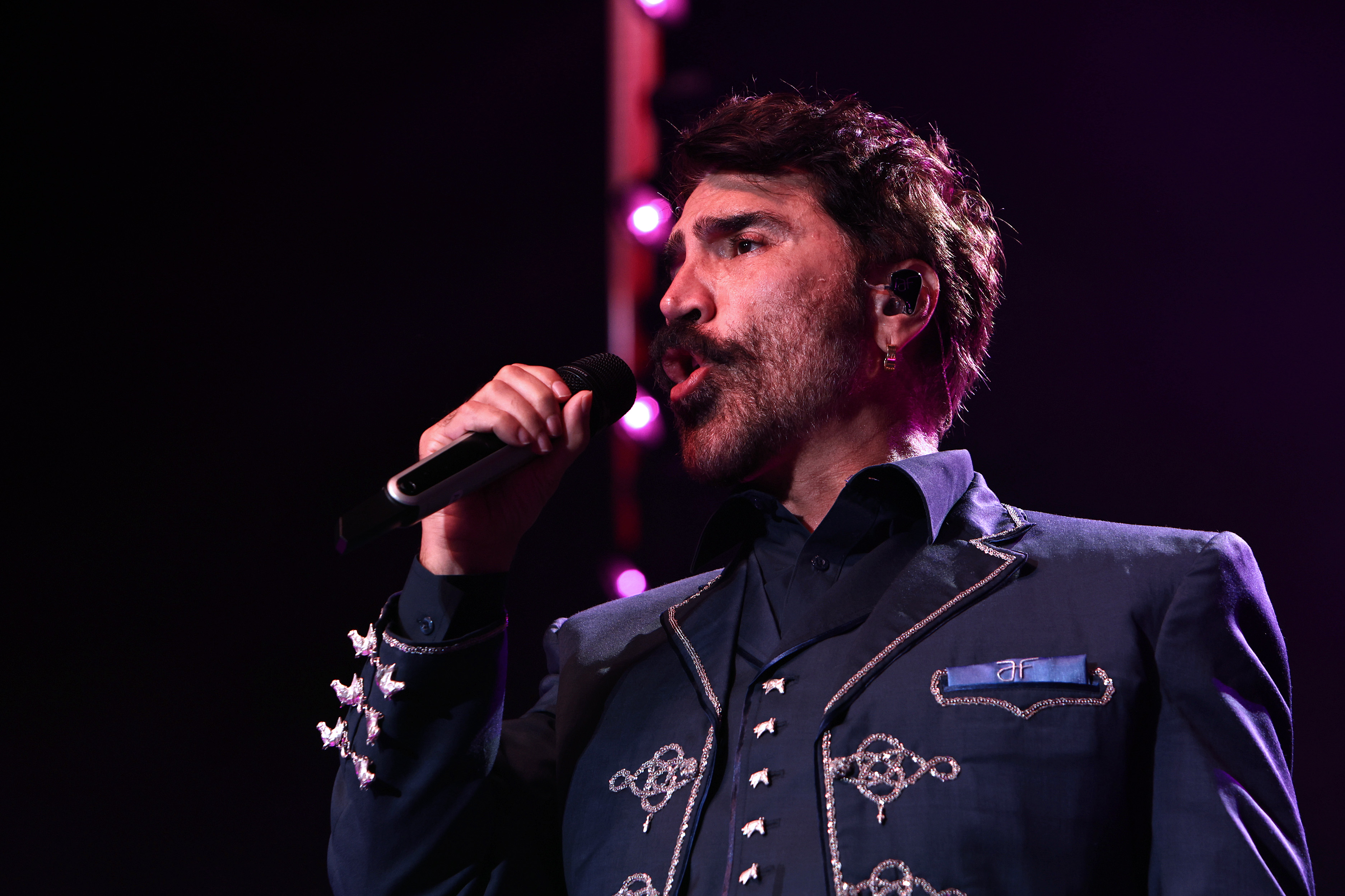 Alejandro Fernández se presenta en el Coca-Cola Coliseum el 8 de junio de 2025 en Toronto, Ontario. | Fuente: Getty Images