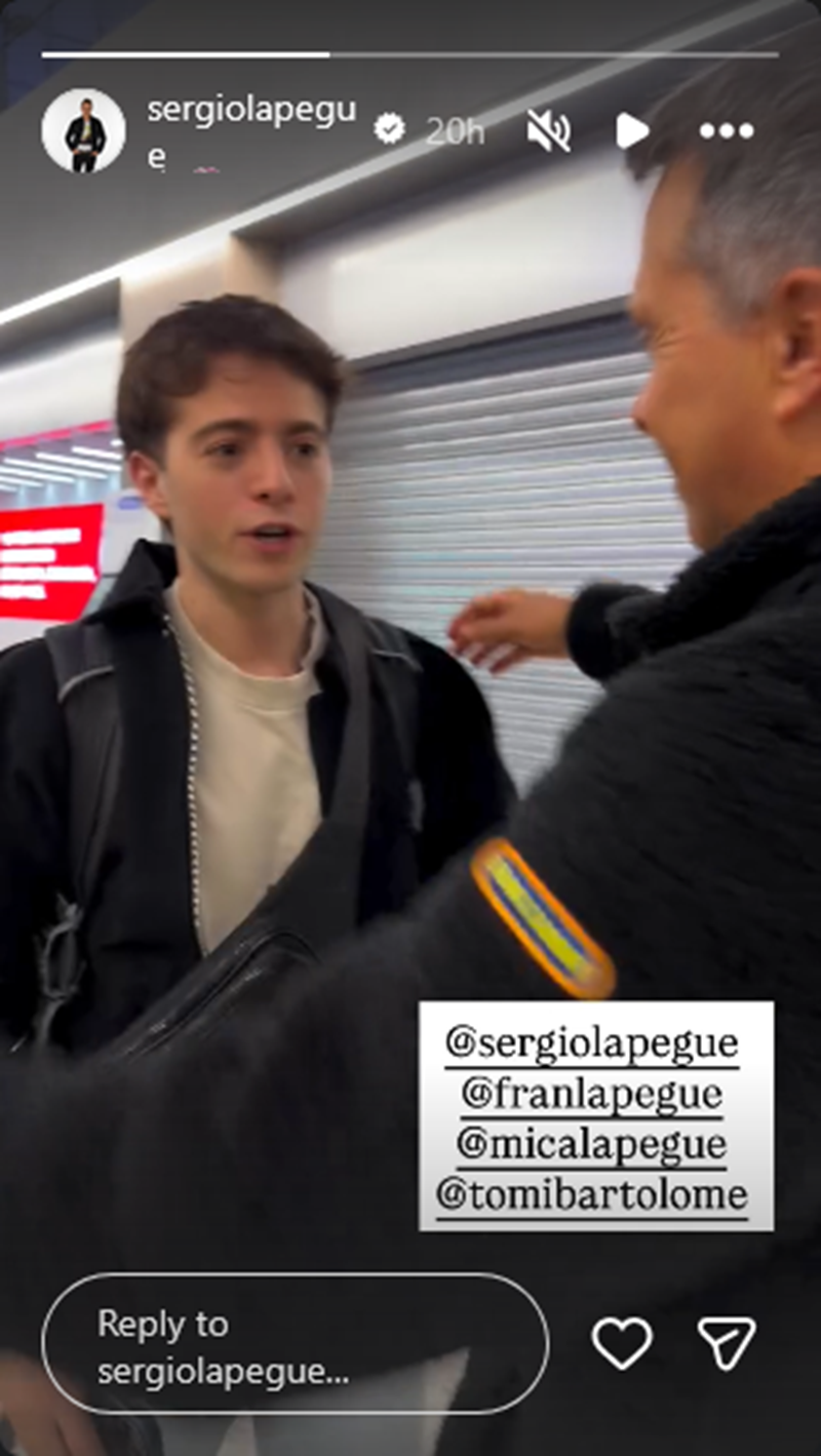Sergio Lapegüe y su esposa Silvia "Bochi" Todaro acompañando a su hijo Franco Elvis Lapegüe en el aeropuerto durante su despedida antes de irse a Estados Unidos | Fuente: Instagram/sergiolapegue