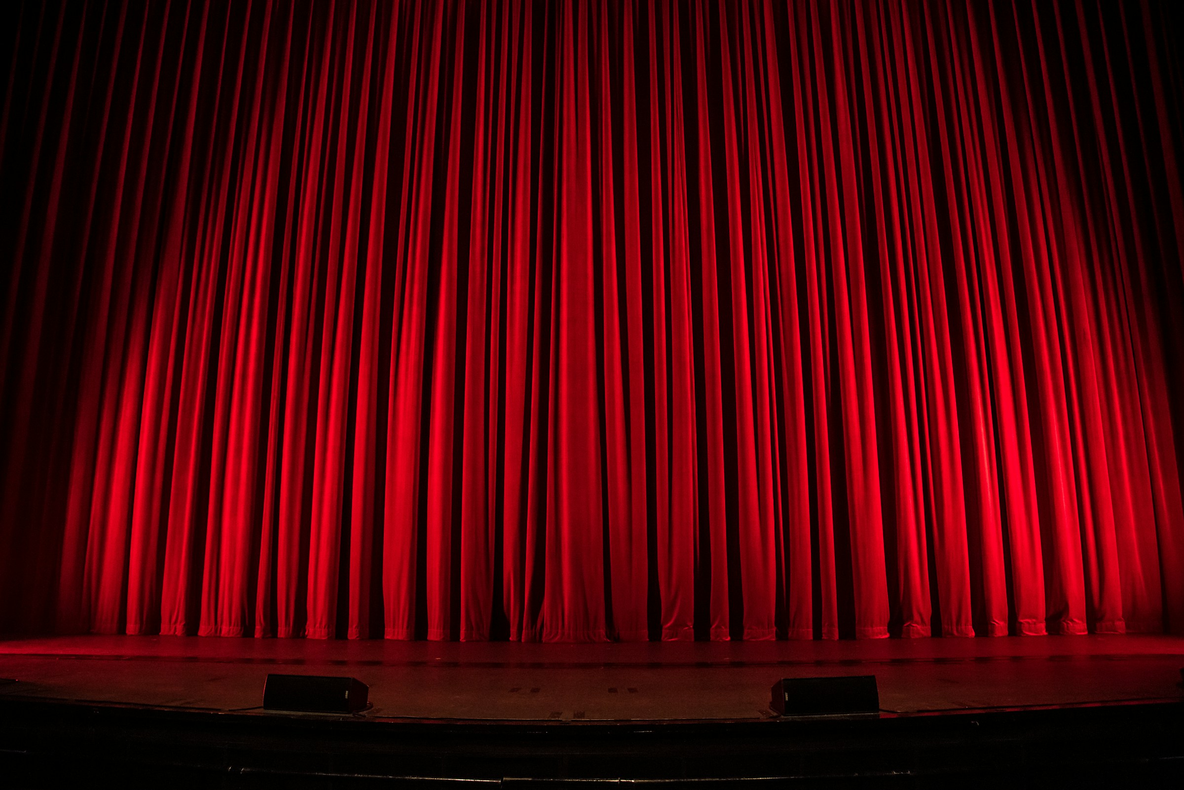 Un telón rojo en un teatro | Fuente: Unsplash