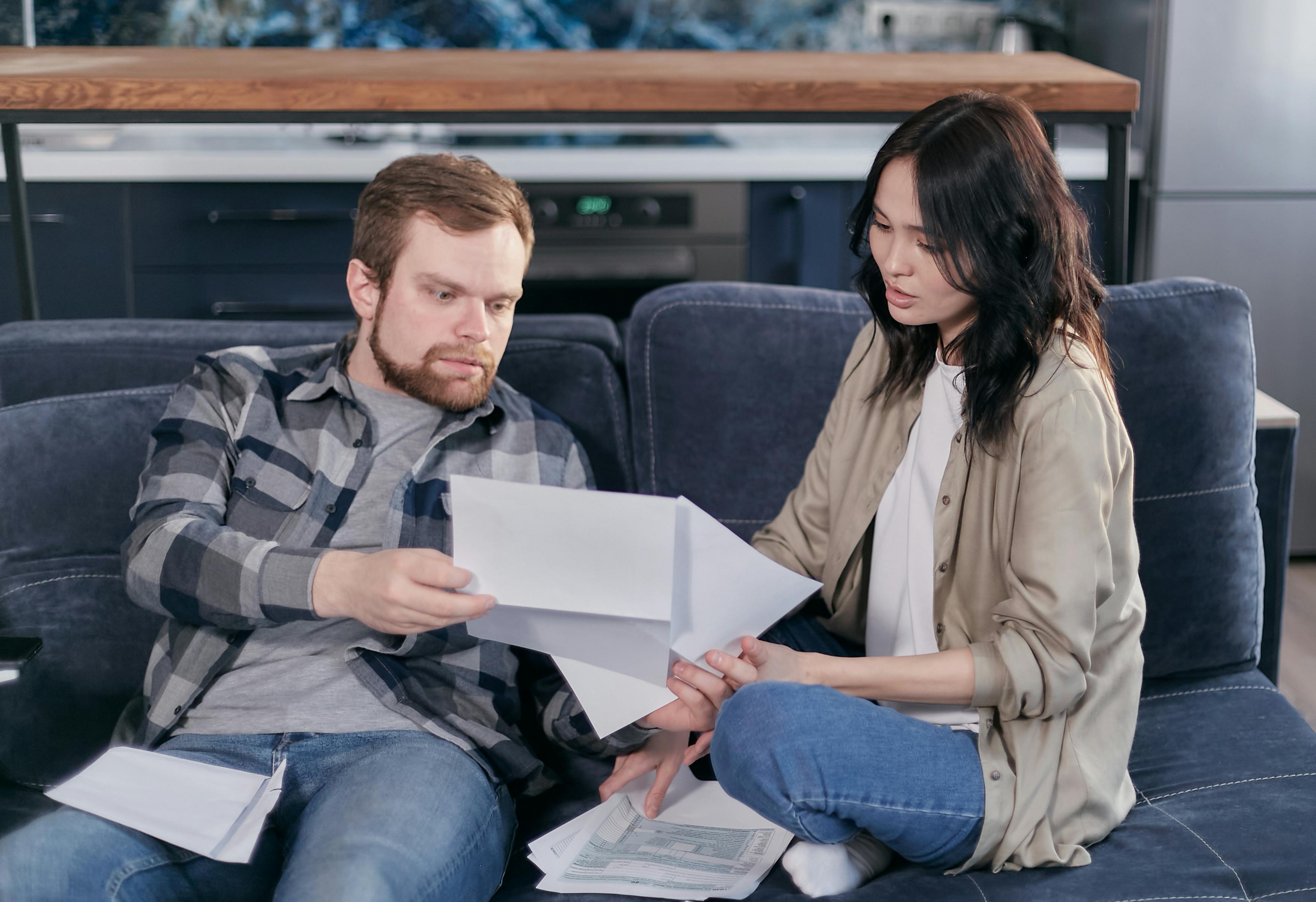 Un hombre y una mujer comprobando documentos | Fuente: Pexels