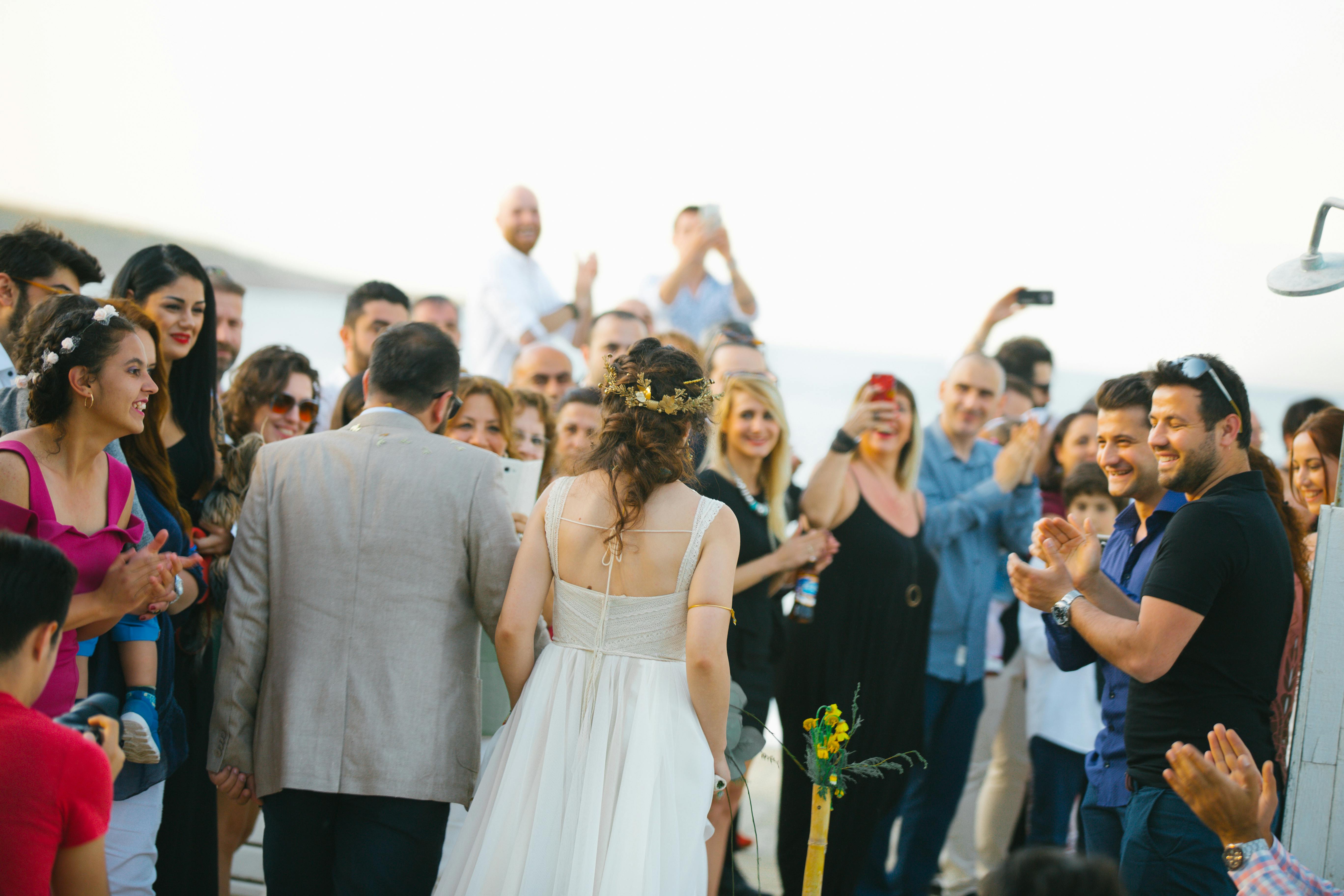 Novia caminando hacia el altar con su padre | Fuente: Pexels