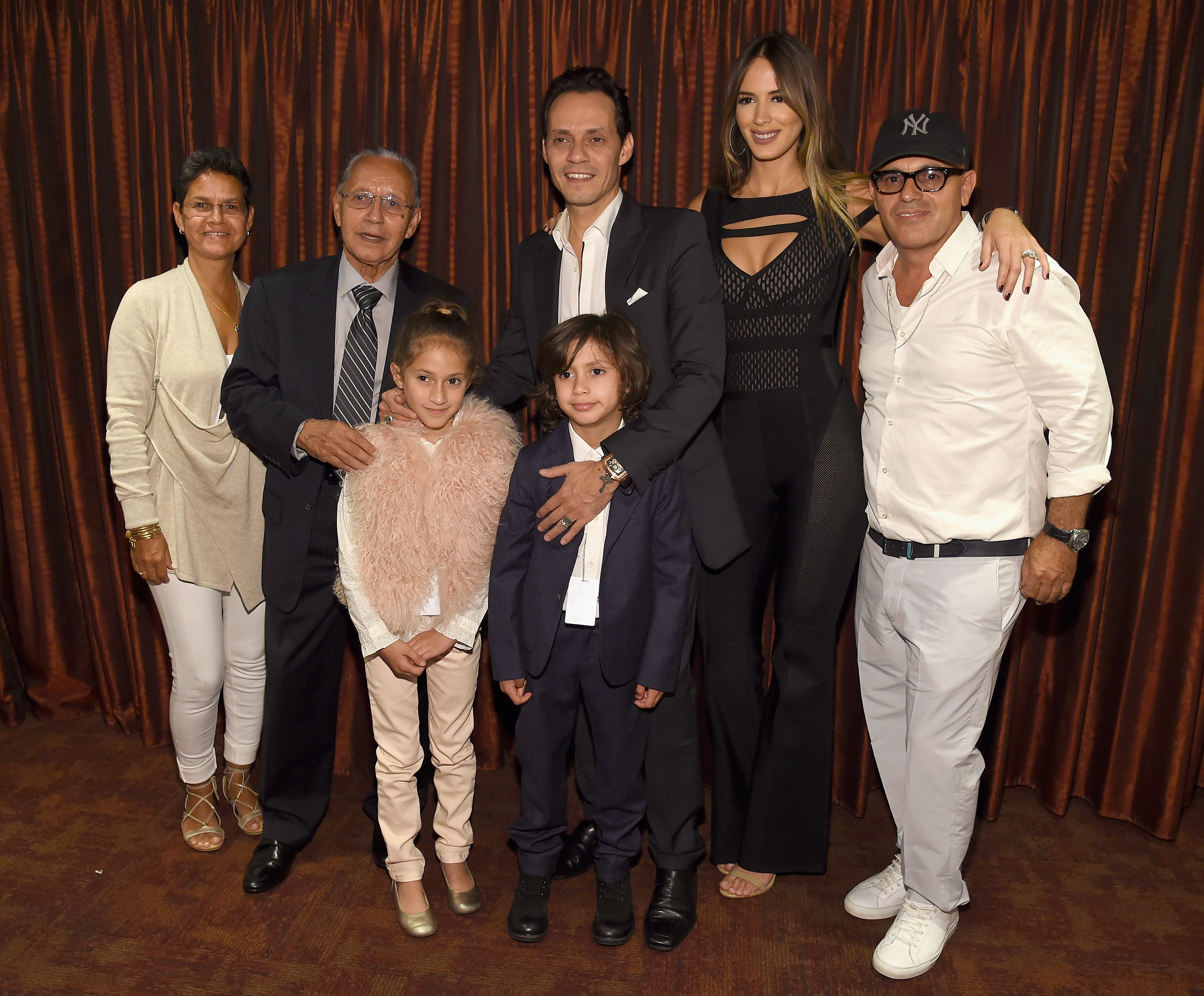 Yolanda Muñiz, Felipe Muñiz, Emme Muñiz, Marc Anthony, Max Muñiz, Shannon De Lima y Bigram Zayas posan entre bastidores en el Radio City Music Hall el 27 de agosto de 2016 en la ciudad de Nueva York. | Fuente: Getty Images