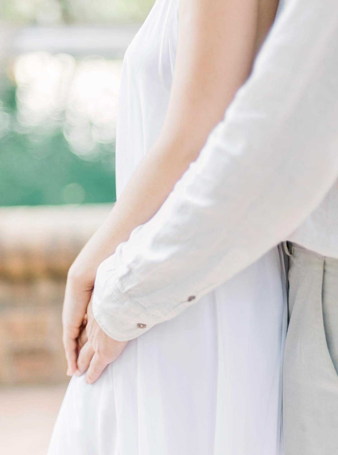 Un hombre abrazando a una mujer | Fuente: Pexels