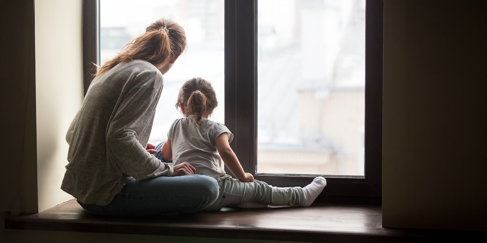 Mujer y niña | Fuente: Shutterstock