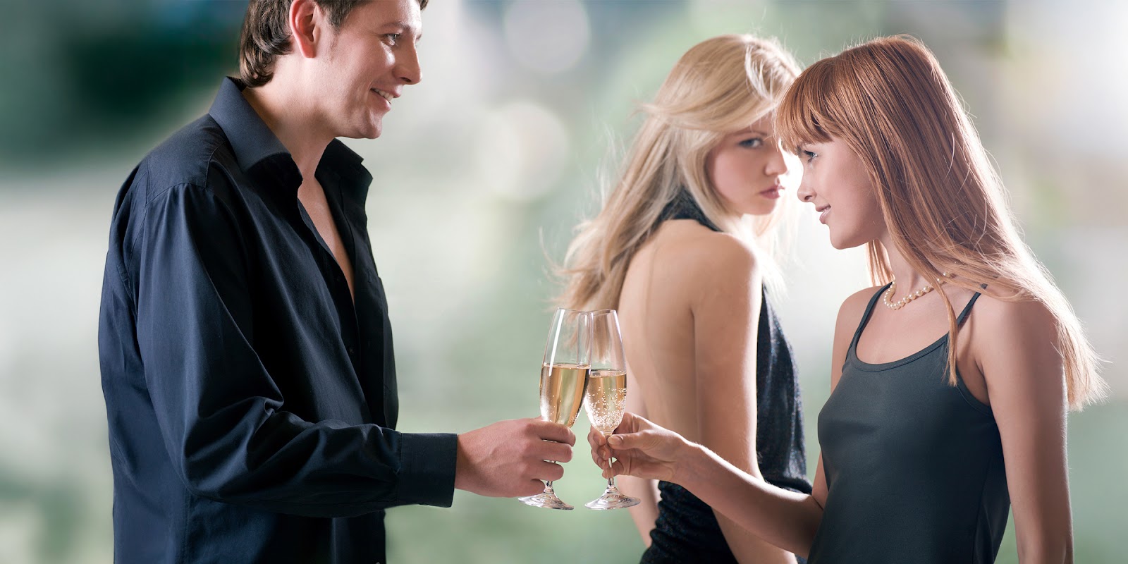 Una mujer celosa de una pareja | Fuente: Shutterstock