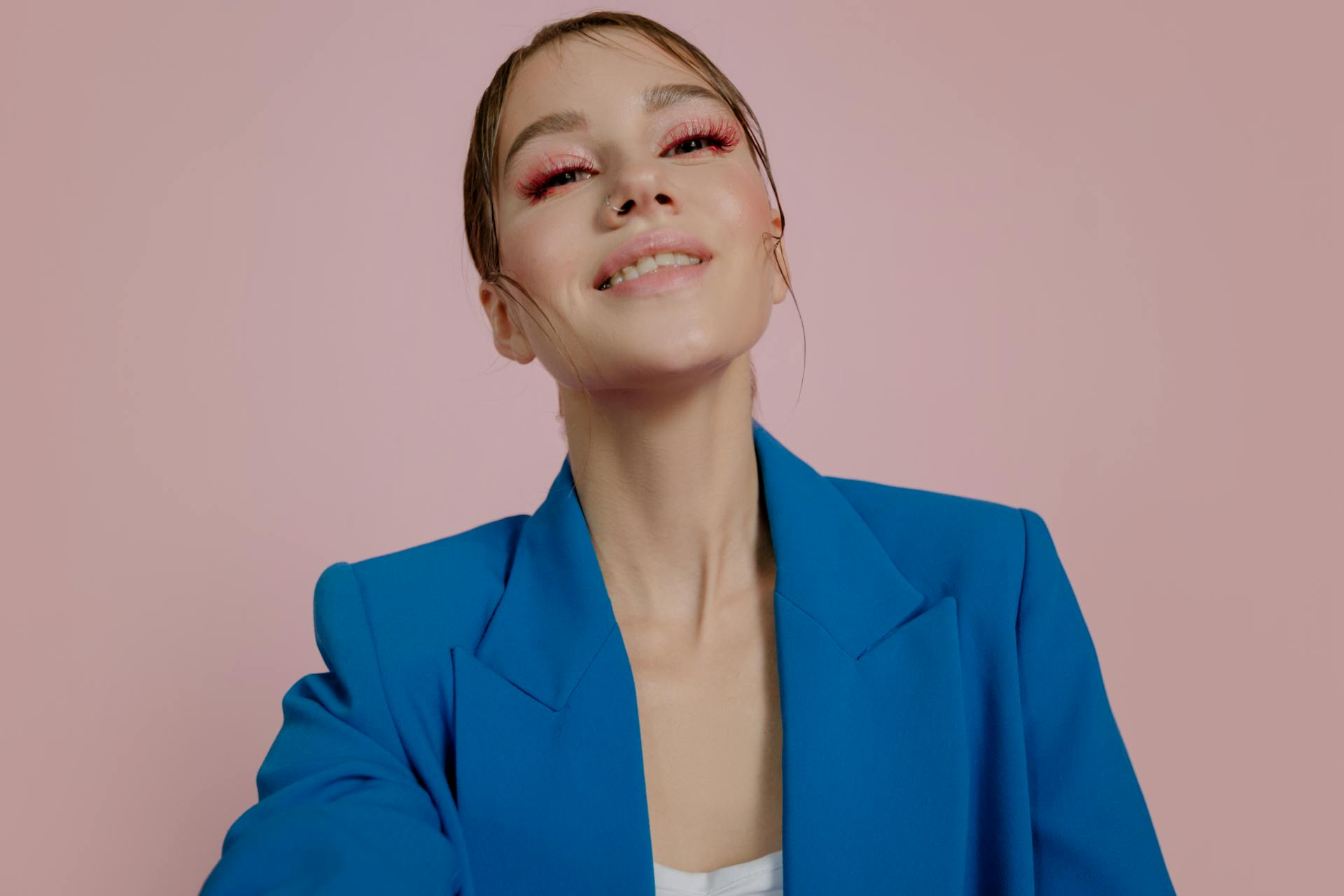 Una mujer sonriendo maliciosamente | Fuente: Pexels