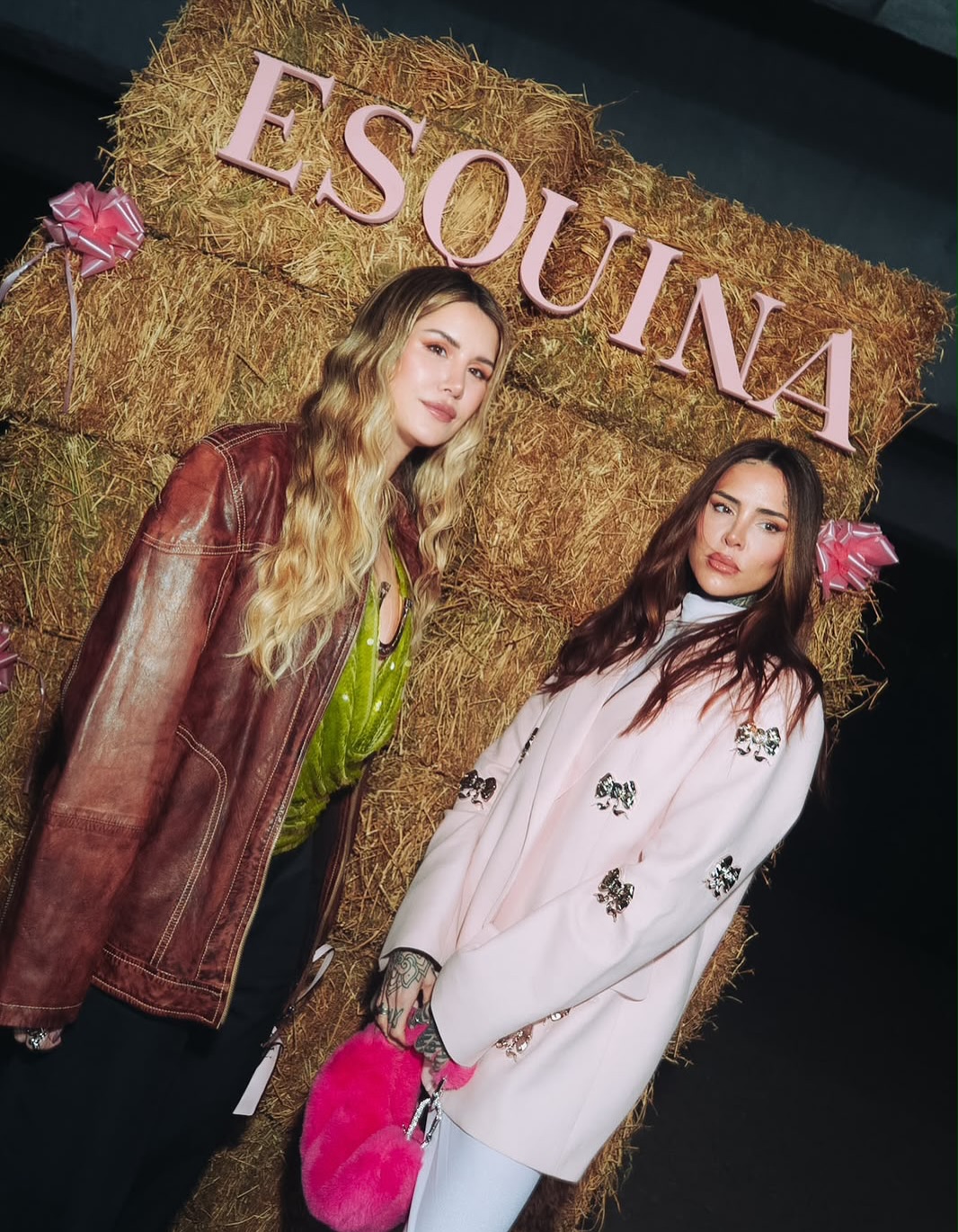 Artistas y modelos luciendo los atuendos en la pasarela del desfile Esquina Esquina | Fuente: Instagram/esquina.esquina
