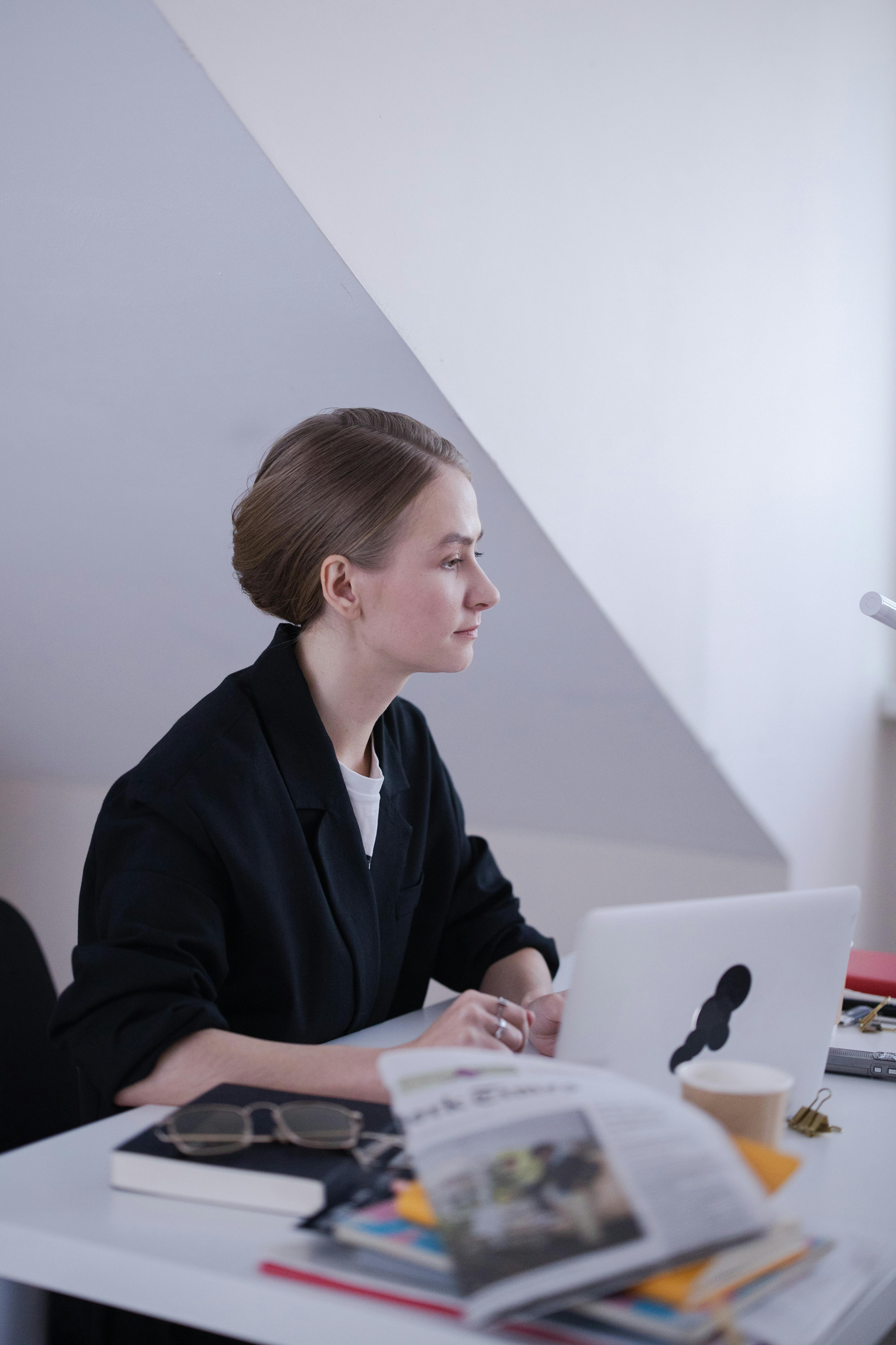 Mujer en su puesto de trabajo | Fuente: Pexels