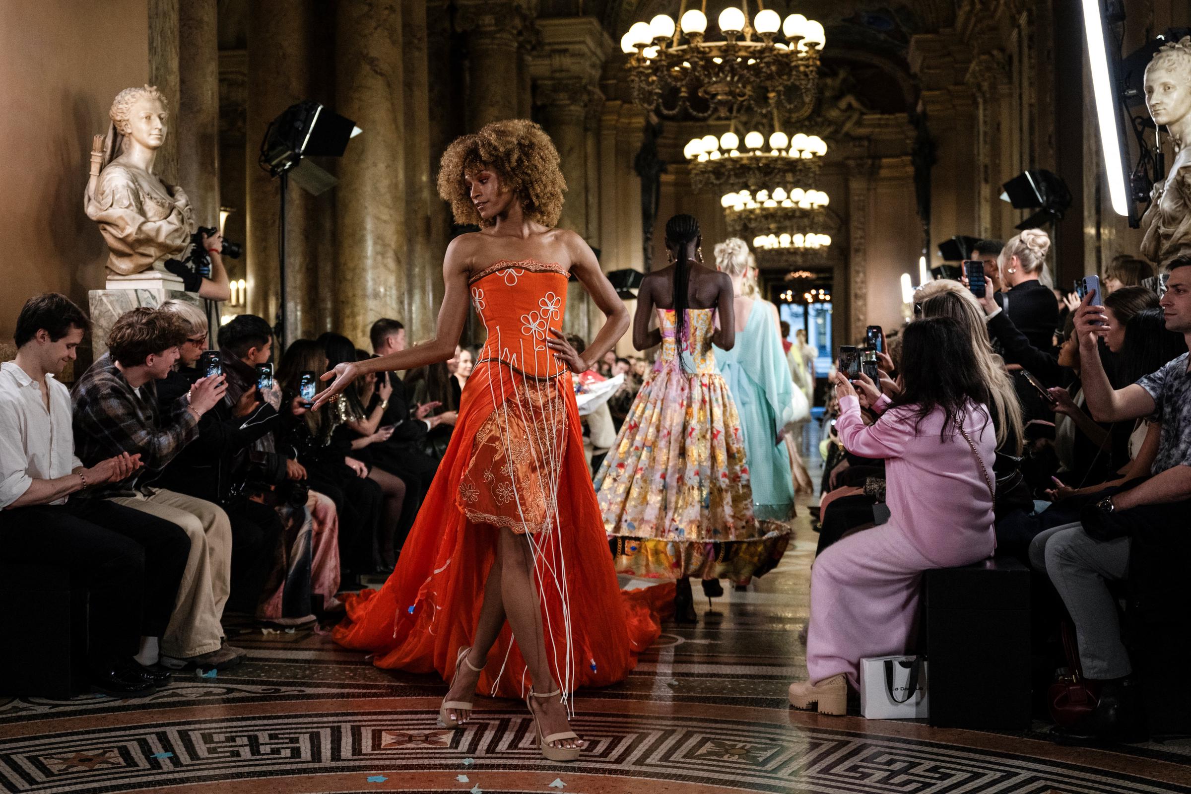 Una modelo presenta una creación de Max Alexander para el desfile de la colección prêt-à-porter femenina Otoño/Invierno 2026-2027, en el marco de la Semana de la Moda Femenina de París, en el Palais Garnier, París, el 3 de marzo de 2026. | Fuente: Getty Images