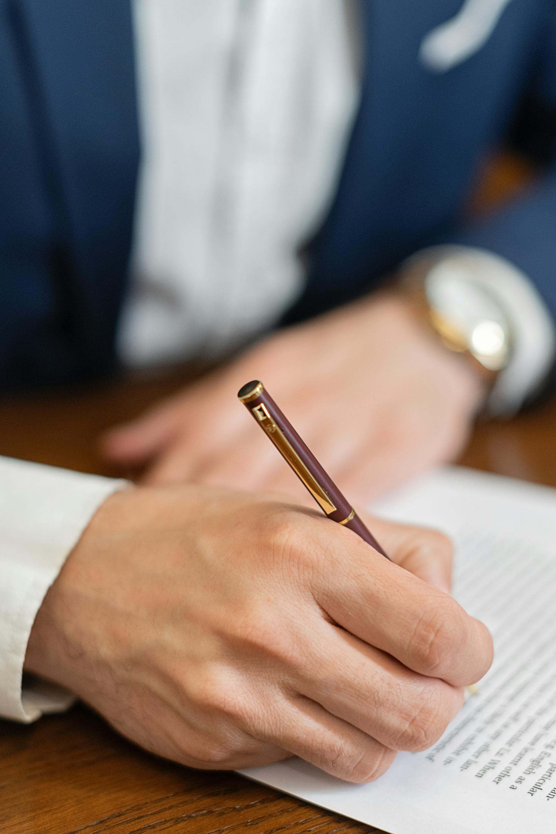 Primer plano de una persona firmando un documento | Fuente: Pexels