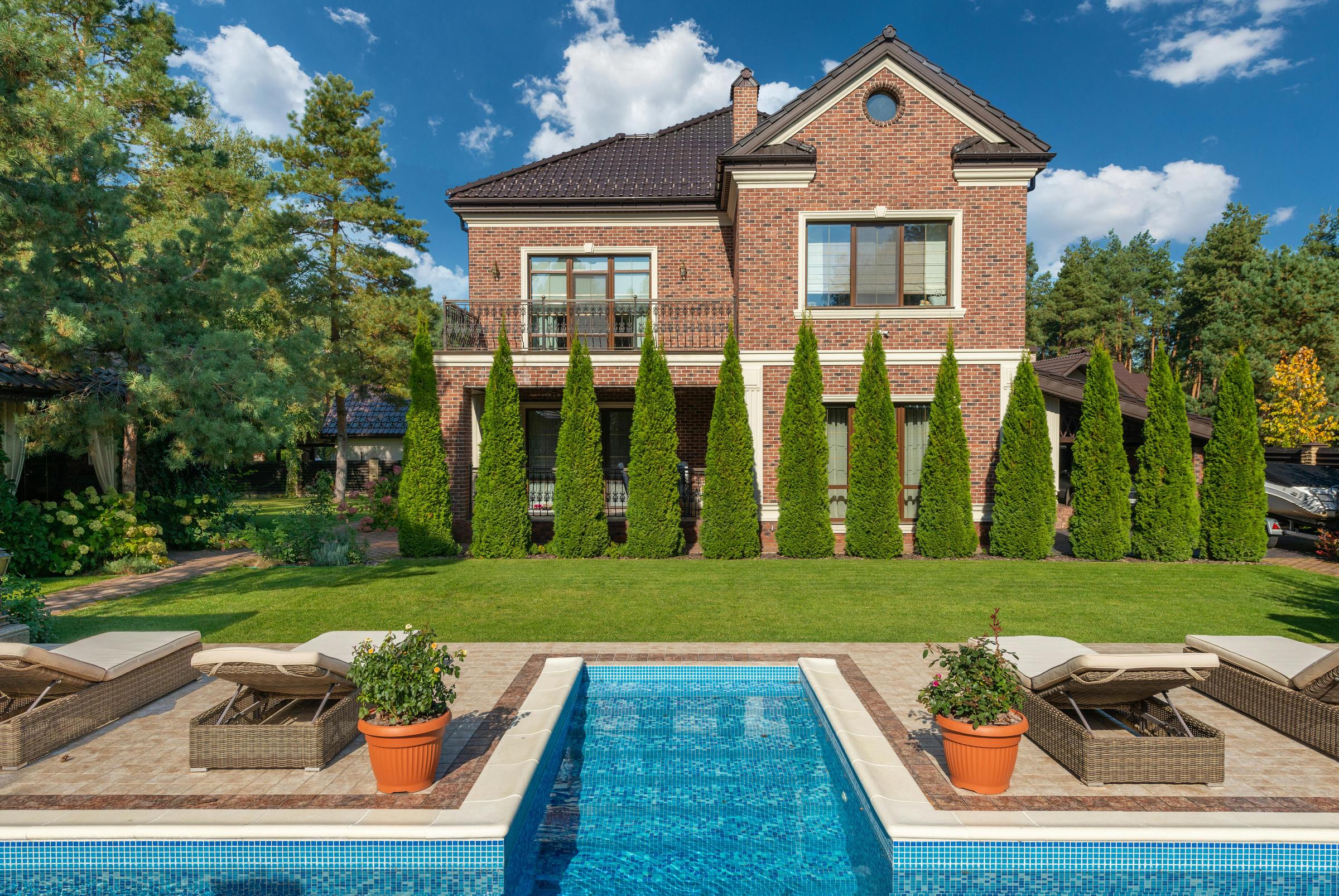 Una casa elegante con piscina | Fuente: Pexels