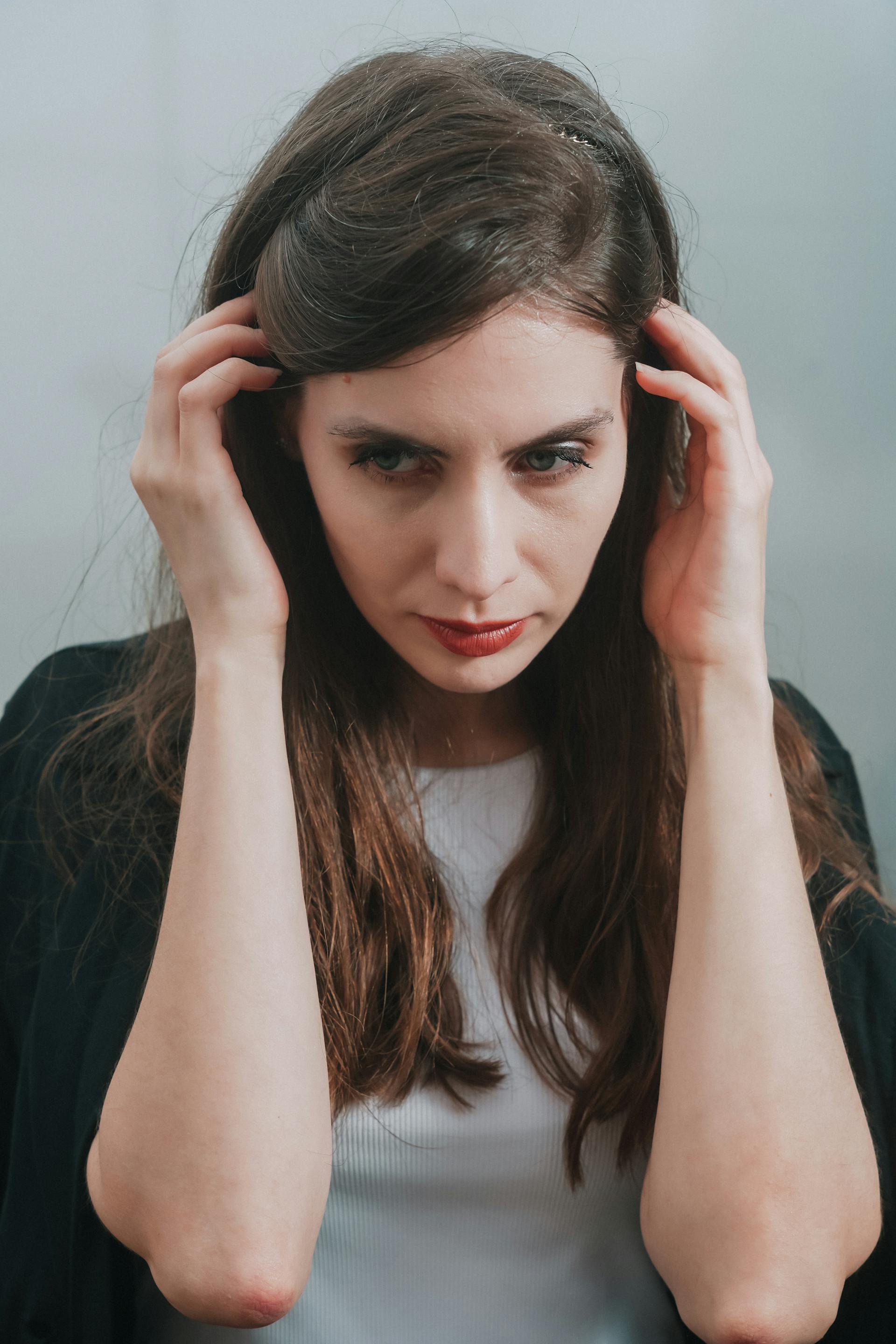 Una mujer con la cabeza entre las manos | Fuente: Pexels