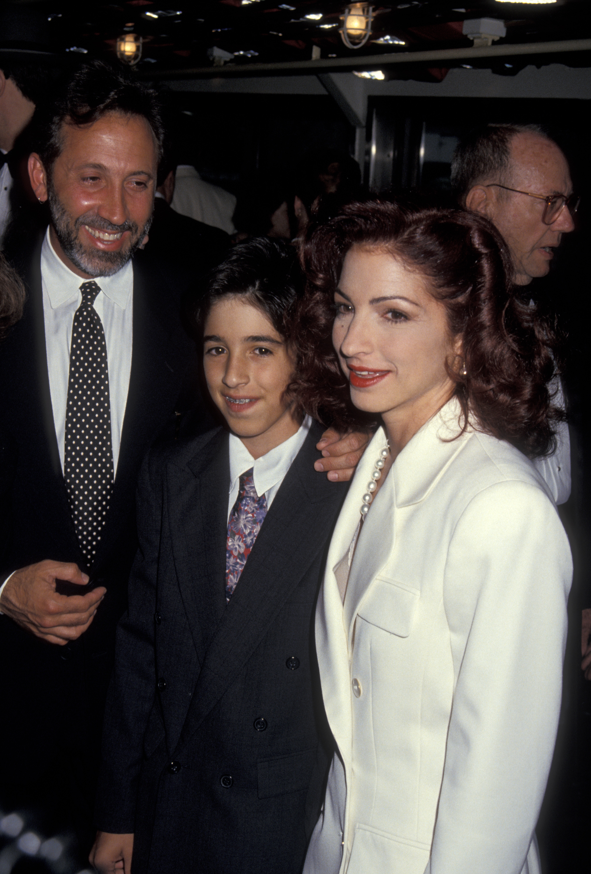 Gloria Estefan, su esposo Emilio Estefan y su hijo Navila Estefan asistieron a la "Ceremonia de entrega de las Medallas de Honor de Ellis Island" el 16 de mayo de 1993 en Ellis Island, Nueva York. | Fuente: Getty Images
