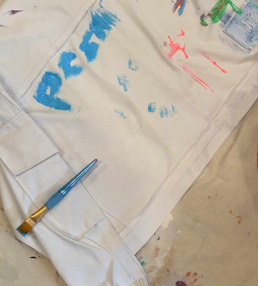 La chaqueta de Camilo intervenida por su hija | Fuente: Instagram/camilo