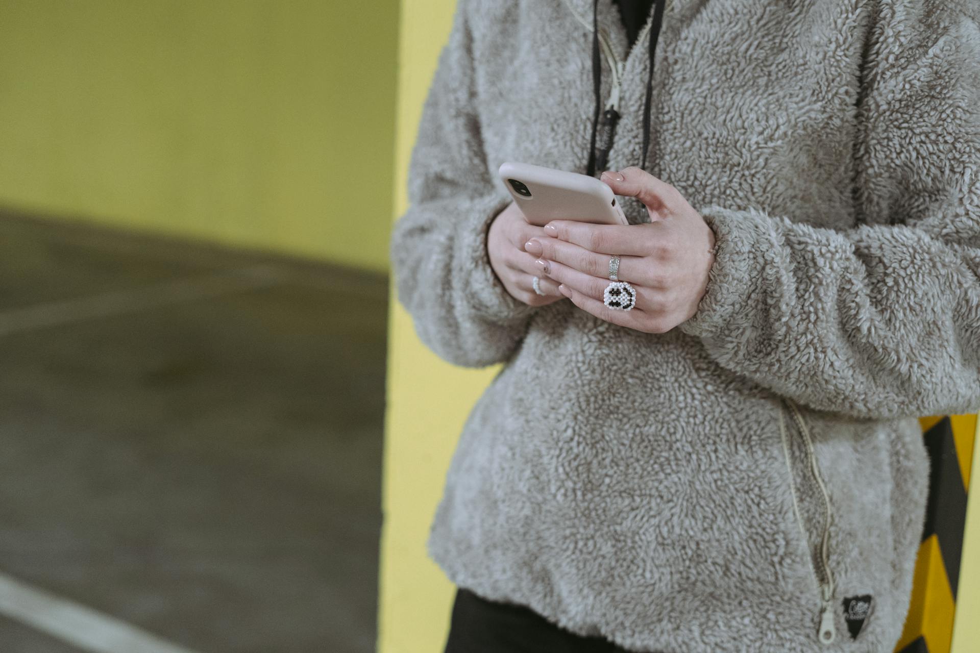 Una mujer sujetando su teléfono | Fuente: Pexels