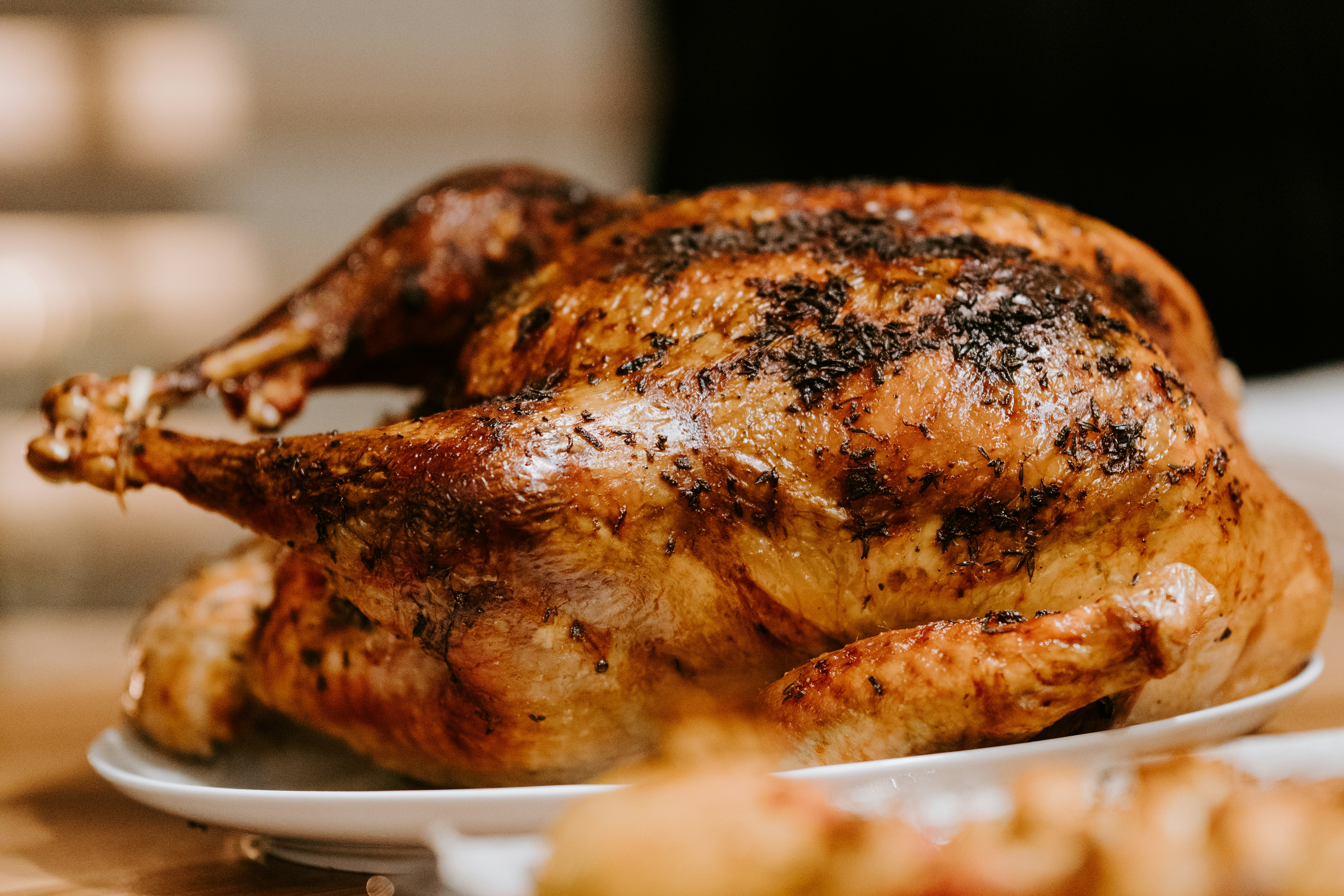 Un pollo asado en un plato | Fuente: Unsplash