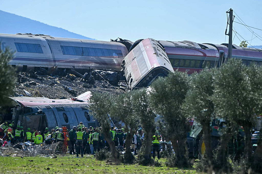 Los servicios de emergencia trabajan en el lugar de una colisión ferroviaria entre un tren de alta velocidad AVE de Renfe y un tren de Iryo, a unos 150 km al sur de Madrid, entre Urda y Los Yébenes, en la provincia de Toledo, el 28 de octubre de 2026. | Fuente: Getty Images