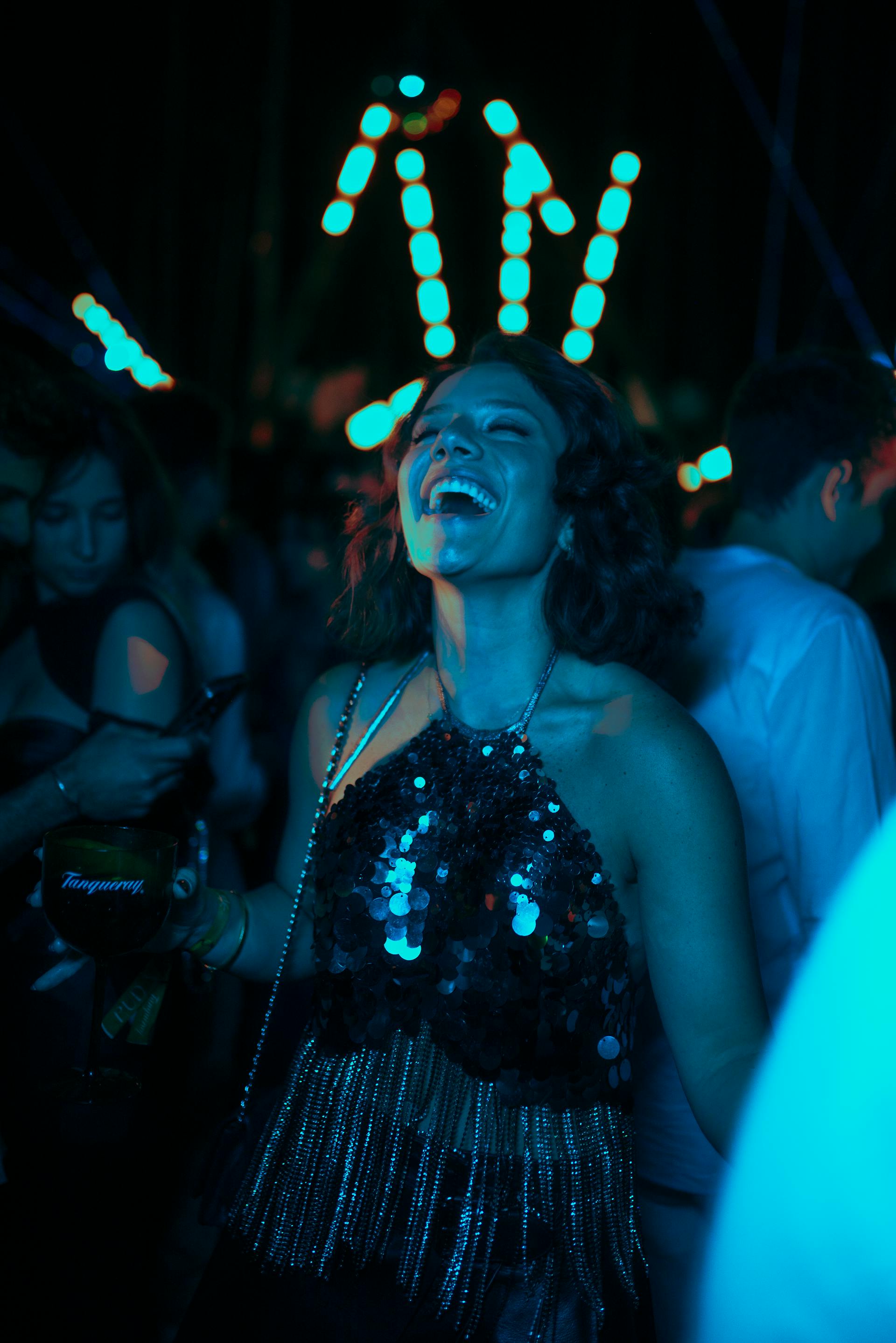 Una mujer riéndose en una fiesta | Fuente: Pexels