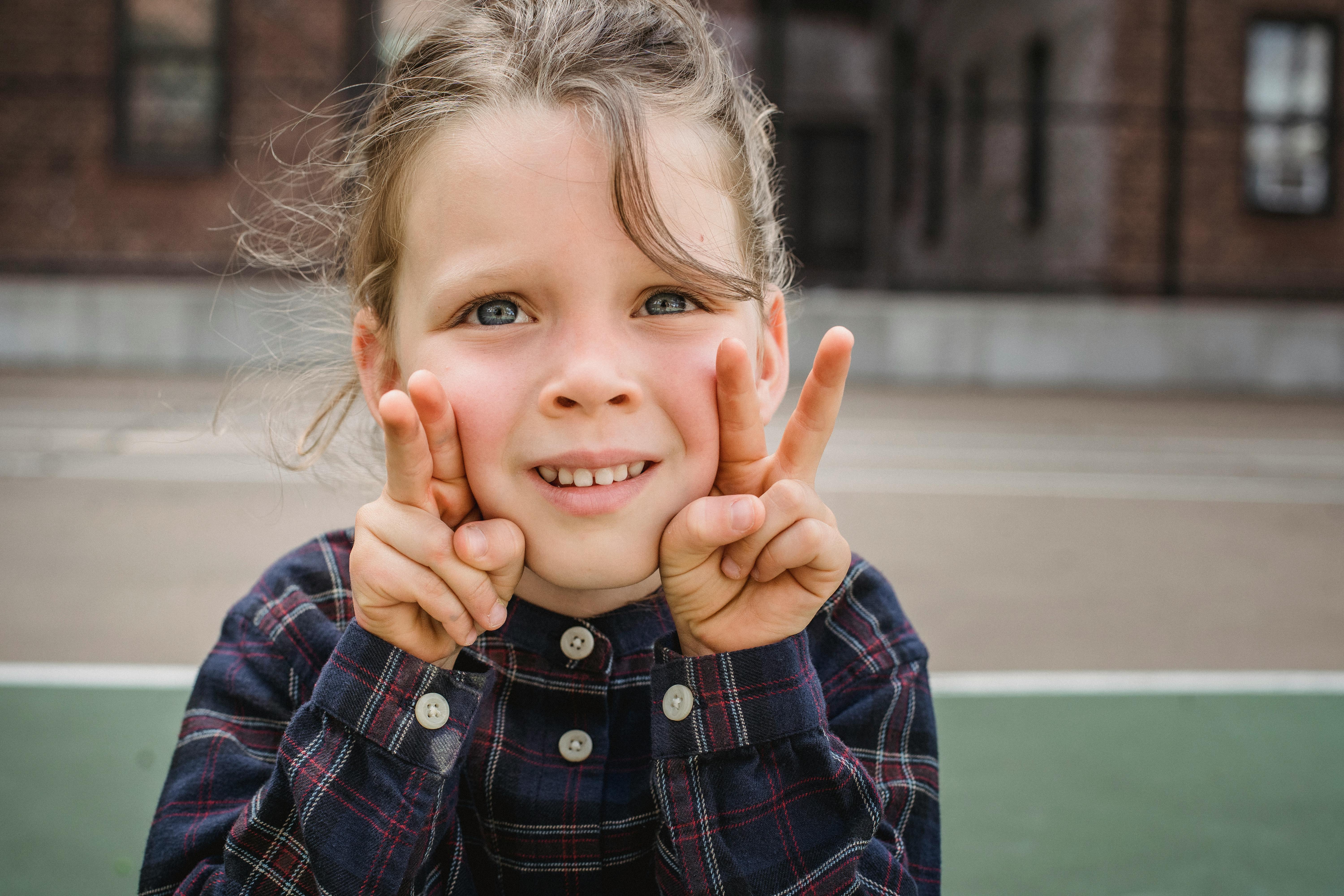 Un niño levantando cuatro dedos | Fuente: Pexels