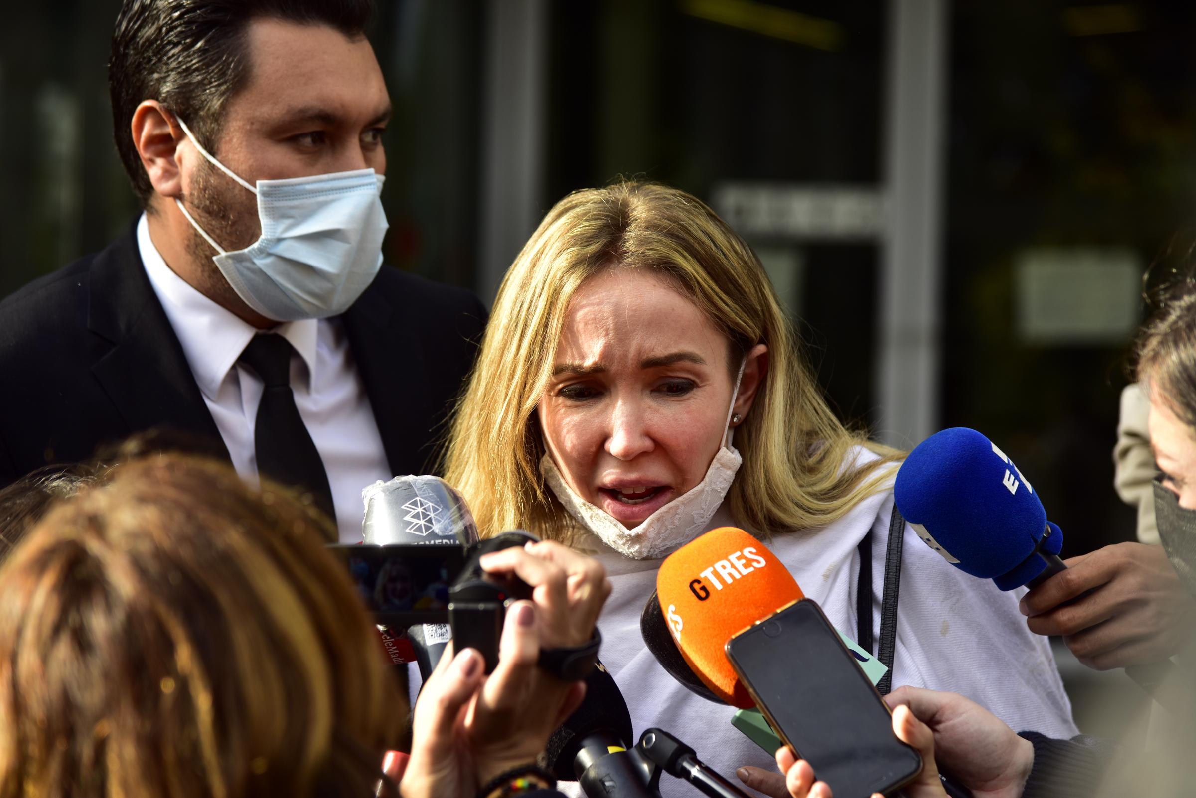 Ángela Dobrowolski al salir del juzgado en la Ciutat de la Justícia de Barcelona, el 25 de octubre de 2020 en Barcelona, Cataluña, España. | Fuente: Getty Images