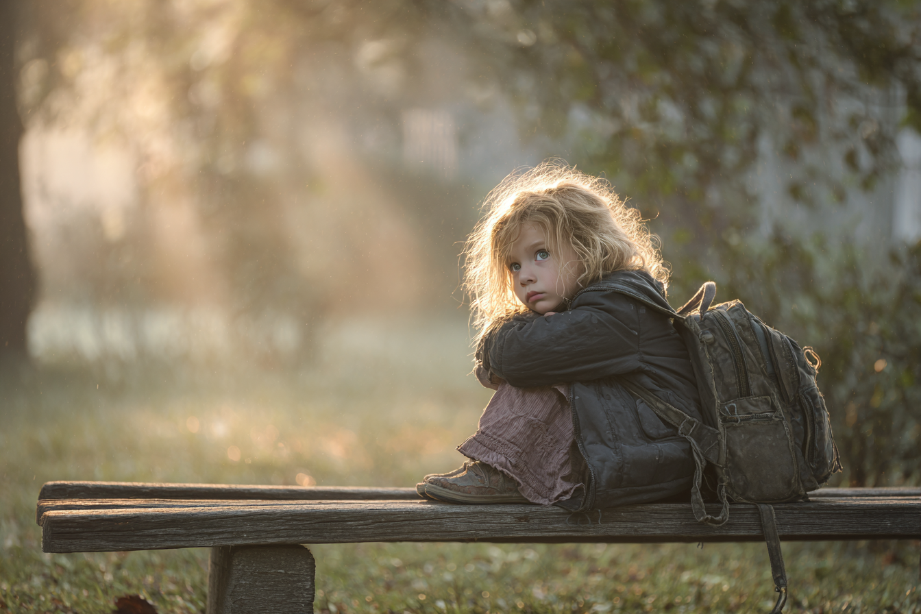 Una niña sentada en un parque | Fuente: Midjourney