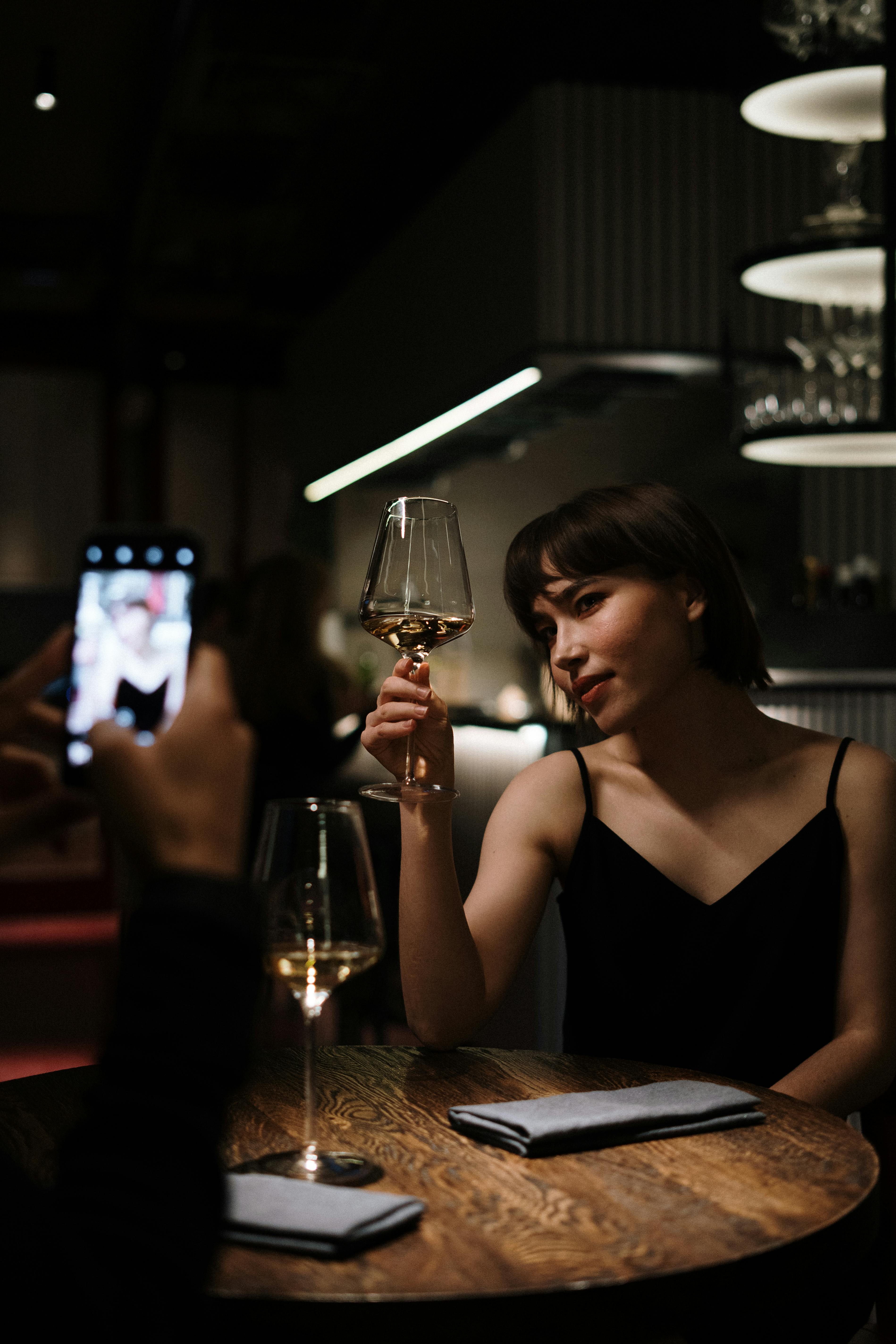 Una pareja sentada en un restaurante | Fuente: Pexels