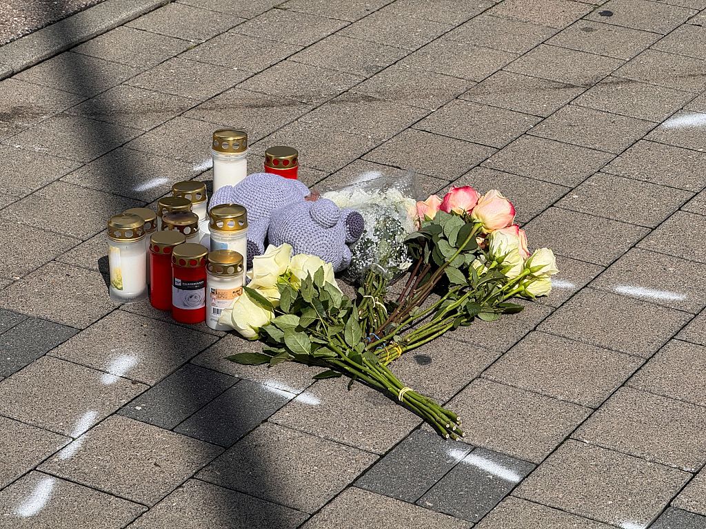 La gente deja flores y velas en el lugar del incidente | Fuente: Getty Images