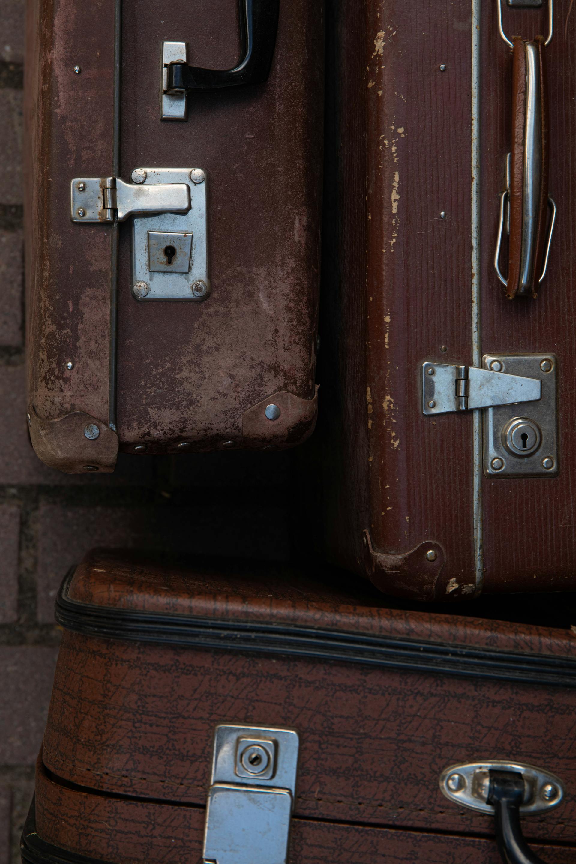 Varias maletas viejas y desgastadas | Fuente: Pexels