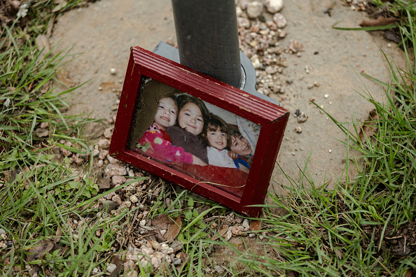 Una foto de cuatro niños se encuentra frente a una casa donde se hallaron varios cuerpos cerca del río Guadalupe, el 7 de julio de 2025 en Hunt, Texas | Fuente: Getty Images