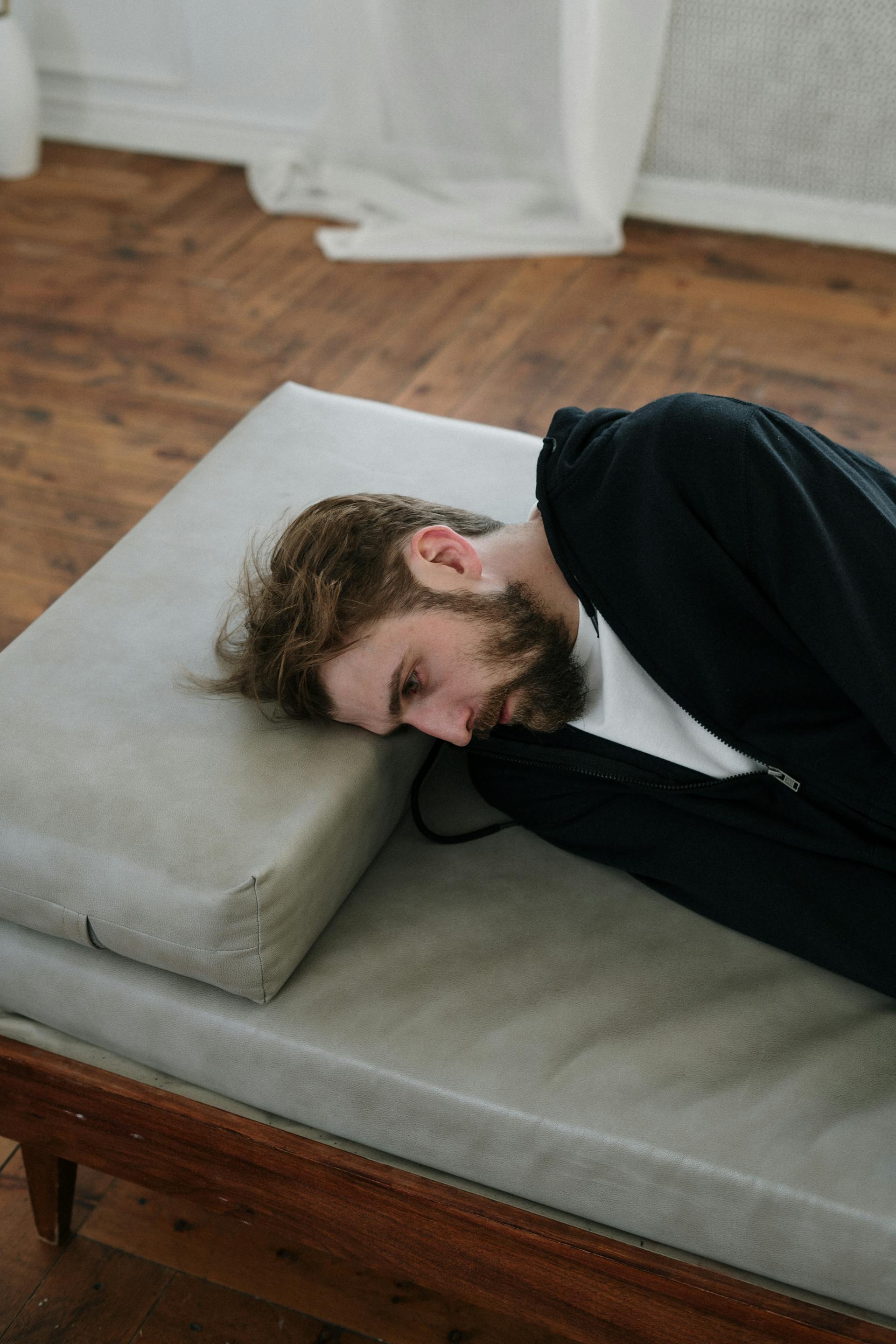 Un hombre tumbado en un sofá | Fuente: Pexels