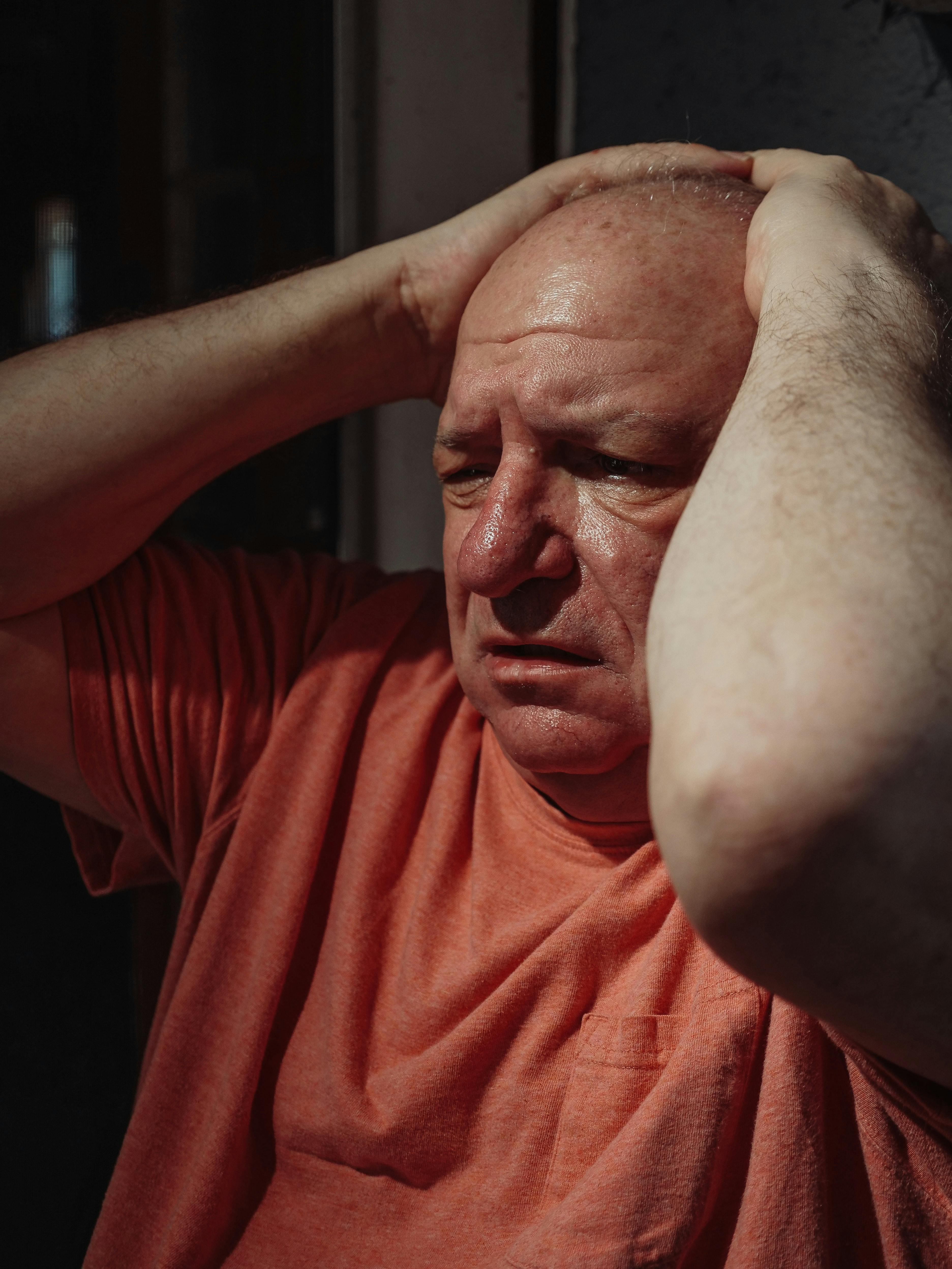 Un hombre con las manos en la cabeza | Fuente: Pexels