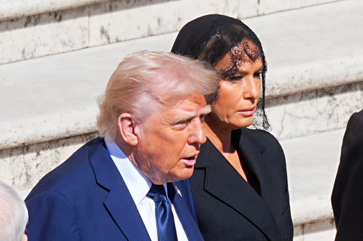 El Presidente Donald Trump y la Primera Dama Melania Trump durante la ceremonia fúnebre del papa Francisco en la Plaza de San Pedro del Vaticano el 26 de abril de 2025. | Fuente: Getty Images
