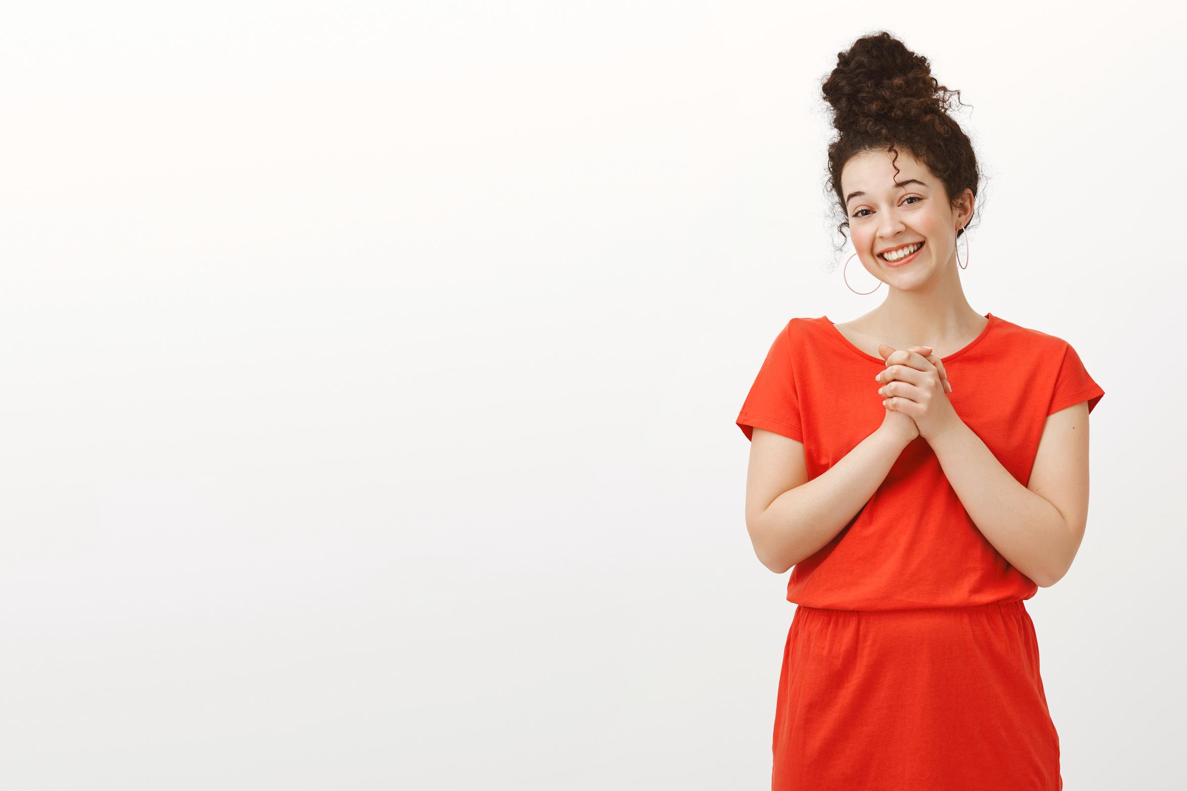 Una mujer feliz tramando algo | Fuente: Freepik