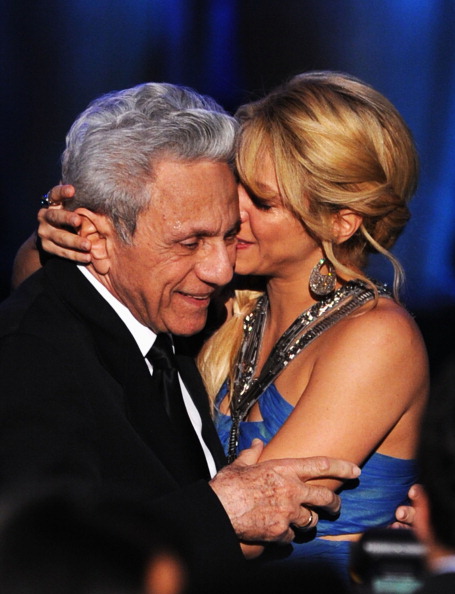 La homenajeada Shakira (derecha) abraza a su padre, el cantante William Mebarak Chadid, en el escenario durante la ceremonia Persona del Año 2011 de la Academia Latina de la Grabación en honor a Shakira, realizada en el Mandalay Bay Resort & Casino el 9 de noviembre de 2011 en Las Vegas, Nevada | Fuente: Getty Images