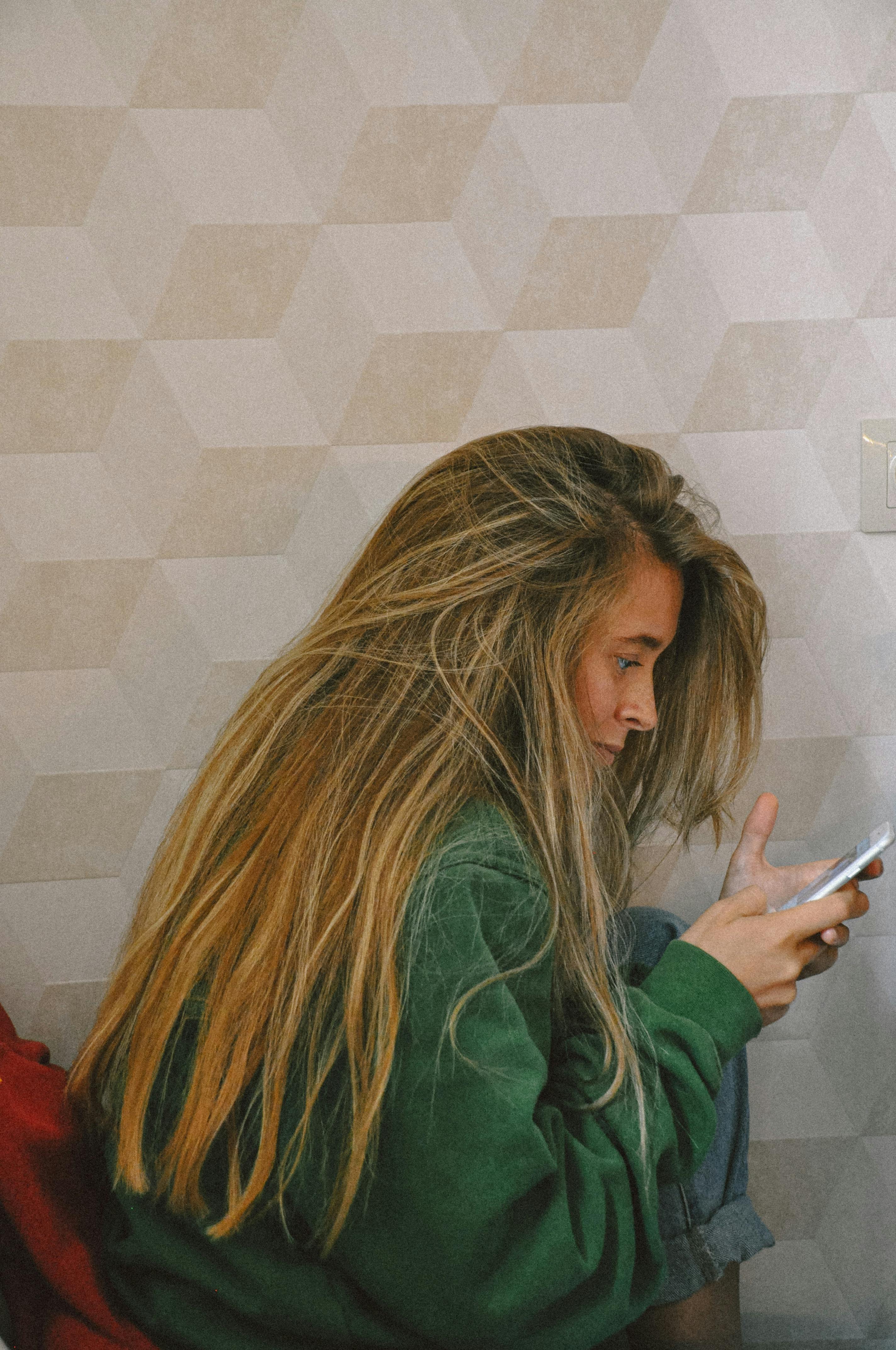 Mujer utilizando un smartphone | Fuente: Pexels