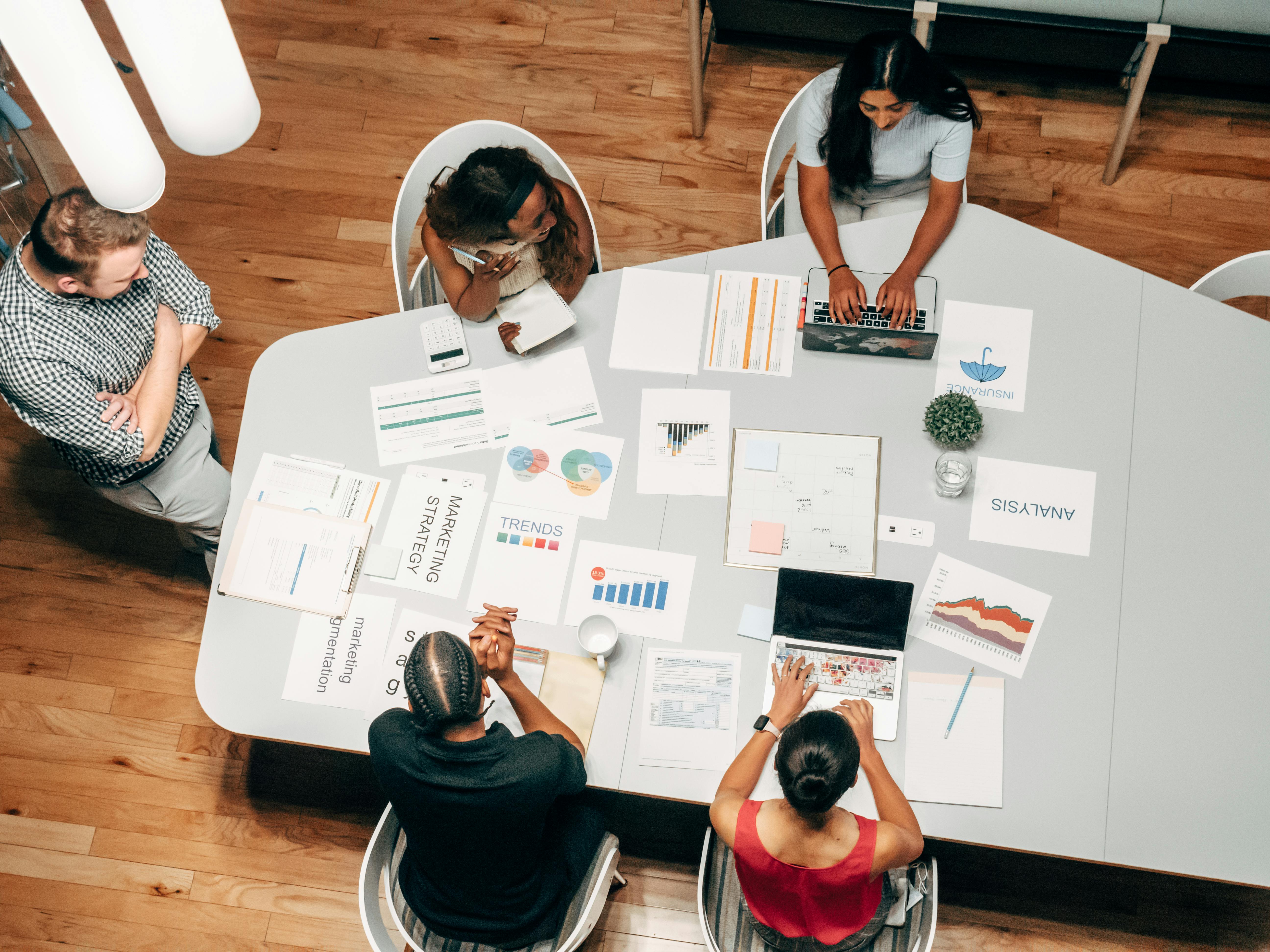 Personas trabajando en una oficina | Fuente: Pexels