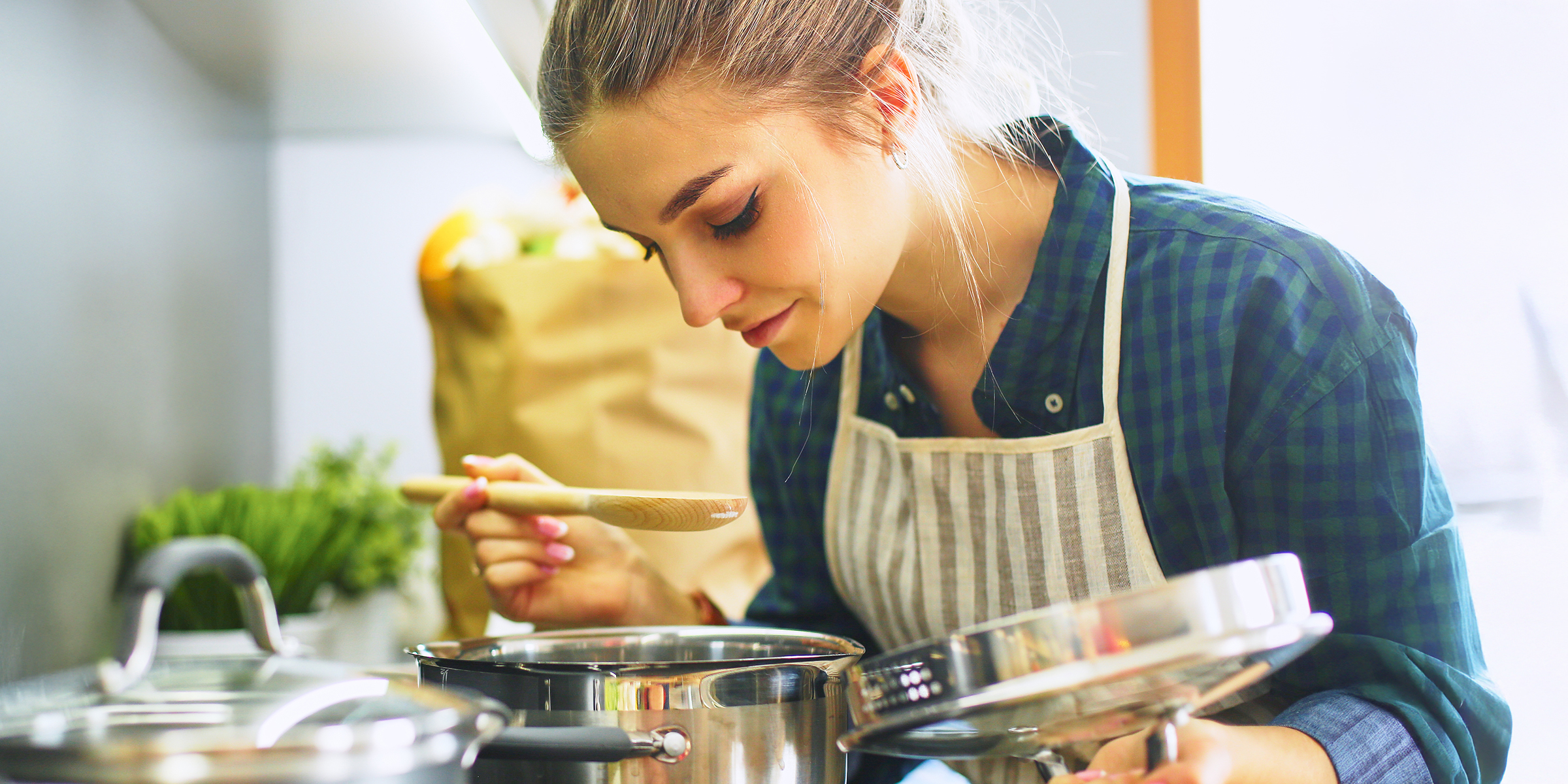 Una mujer cocinando en la cocina | Fuente: Shutterstock