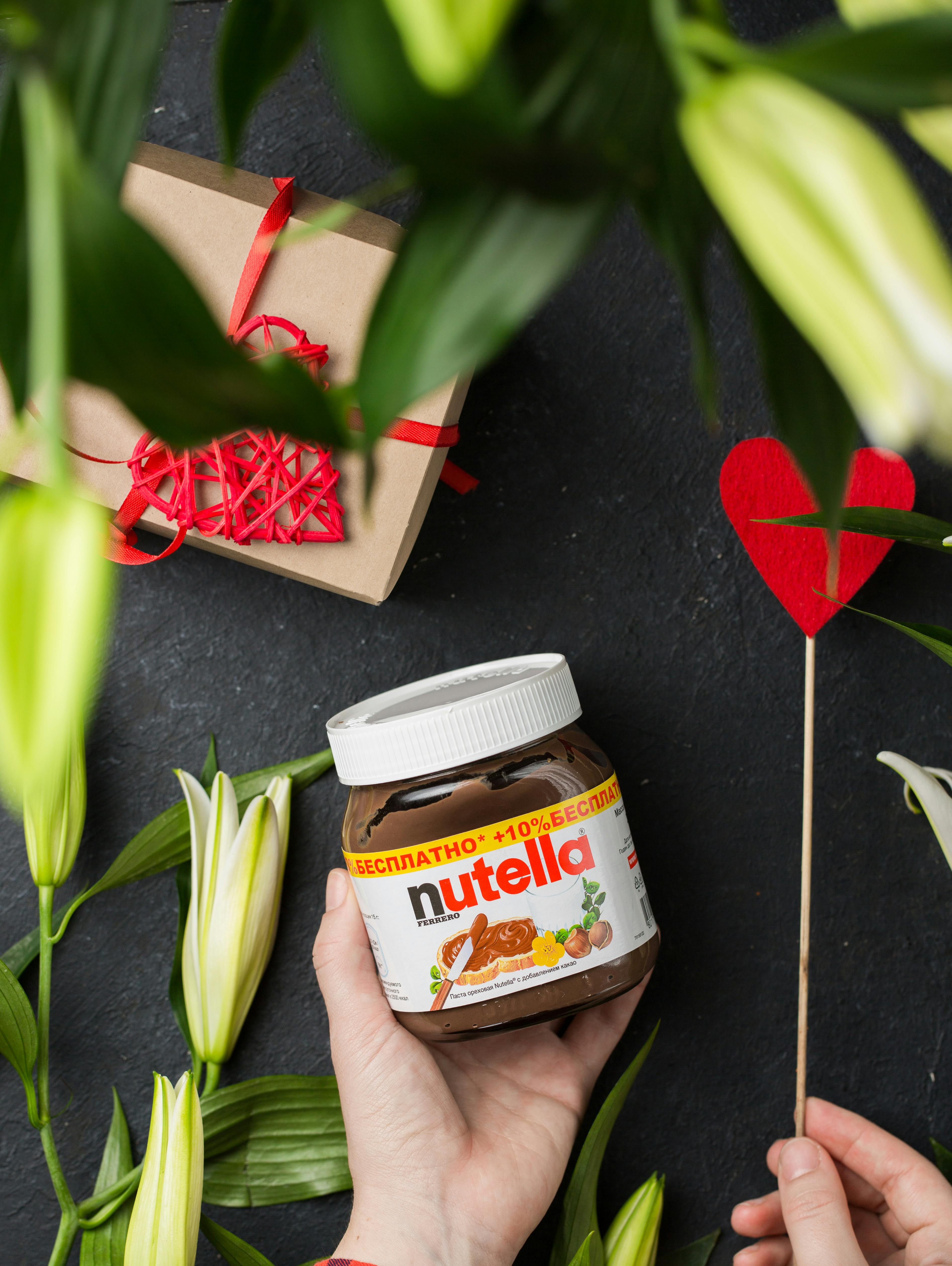 Una persona con un bote de Nutella | Fuente: Pexels