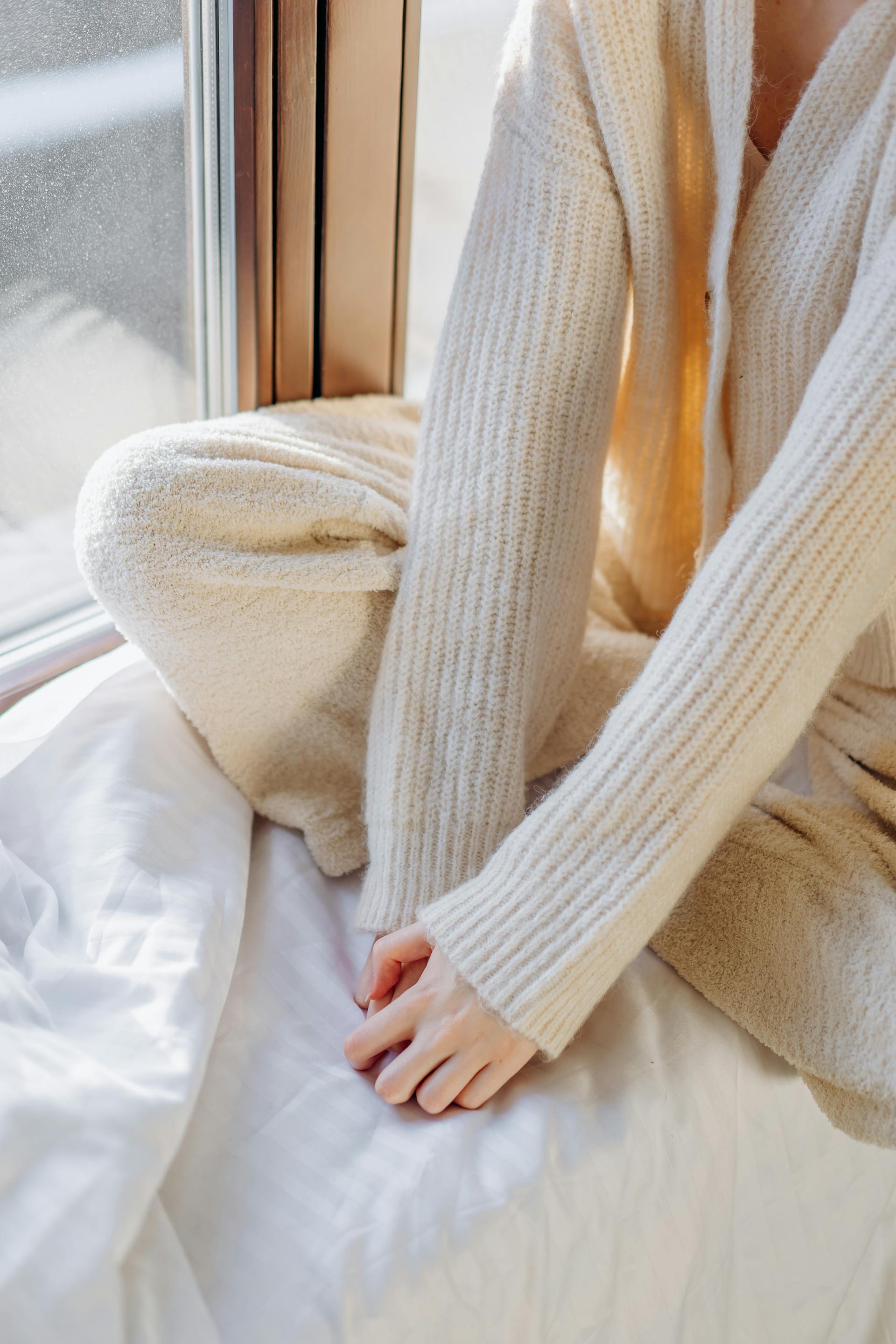 Primer plano de una mujer sentada junto a la ventana | Fuente: Pexels