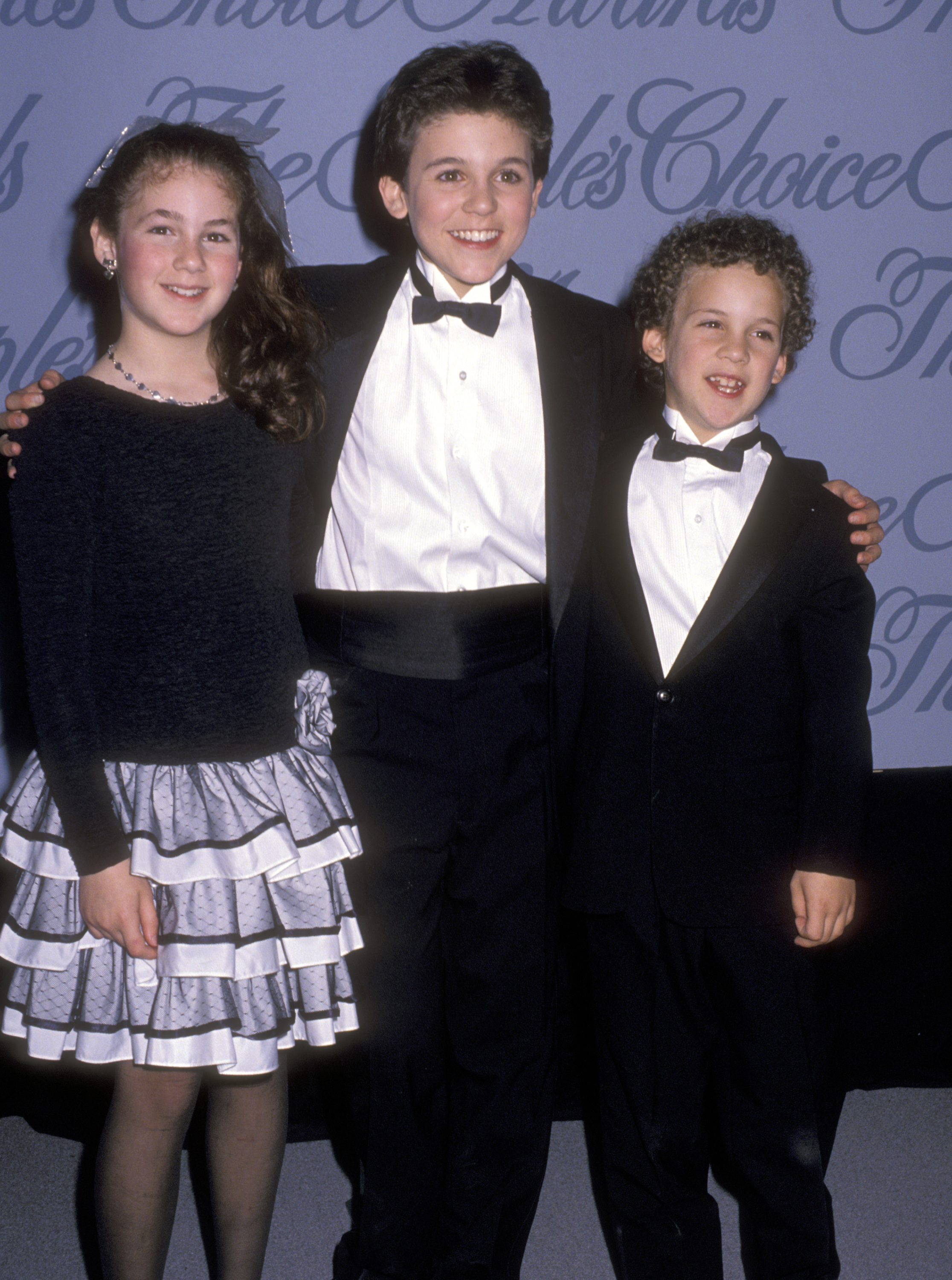 El actor posa con sus hermanos en 1990 | Fuente: Getty Images