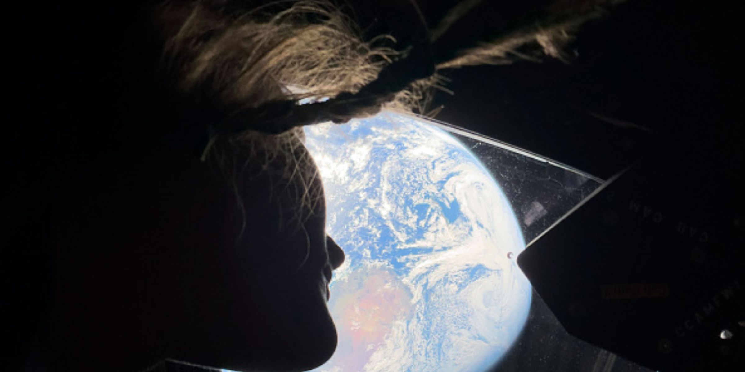 La astronauta de la misión de Artemis II, Christina Koch, mira por una de las ventanas de la nave espacial Orion | Fuente: Getty Images