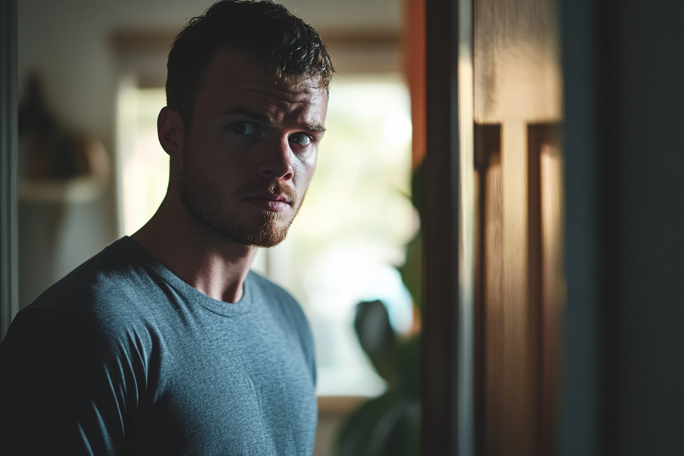 Un hombre ceñudo en una casa | Fuente: Midjourney