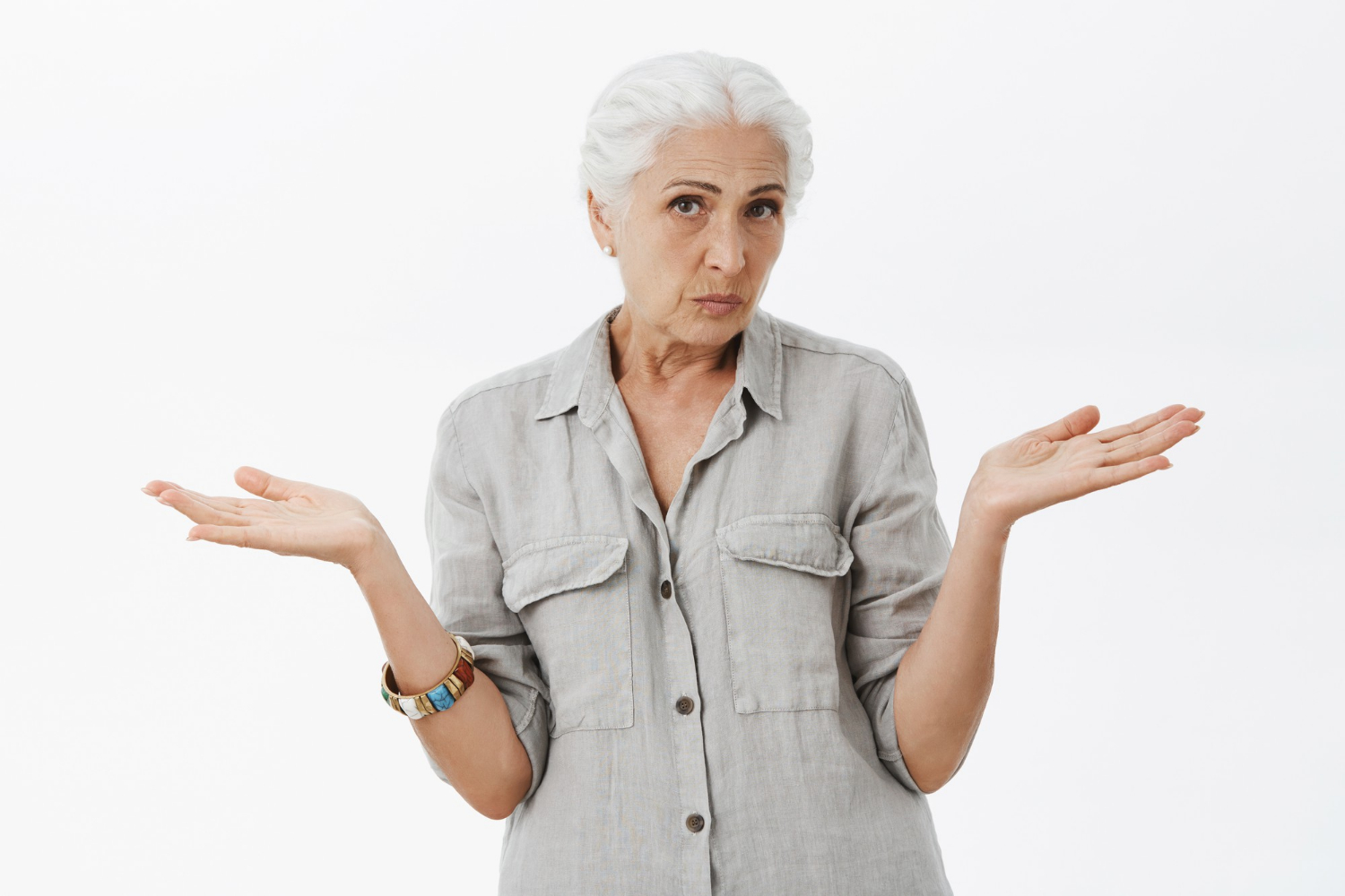 Una mujer mayor encogiéndose de hombros | Fuente: Freepik