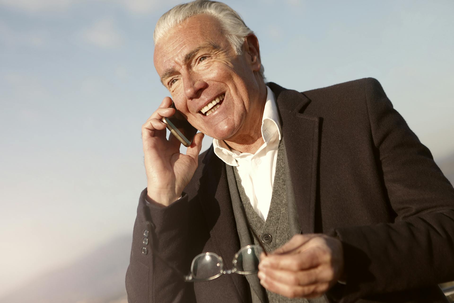 Un hombre mayor encantado hablando por teléfono | Fuente: Pexels