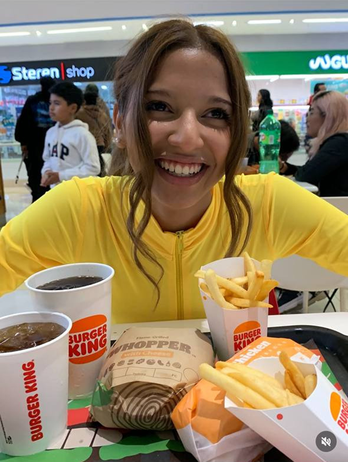 Yusvely Marianny Núñez Rodríguez comiendo | Fuente: Instagram/yusvelymarianny